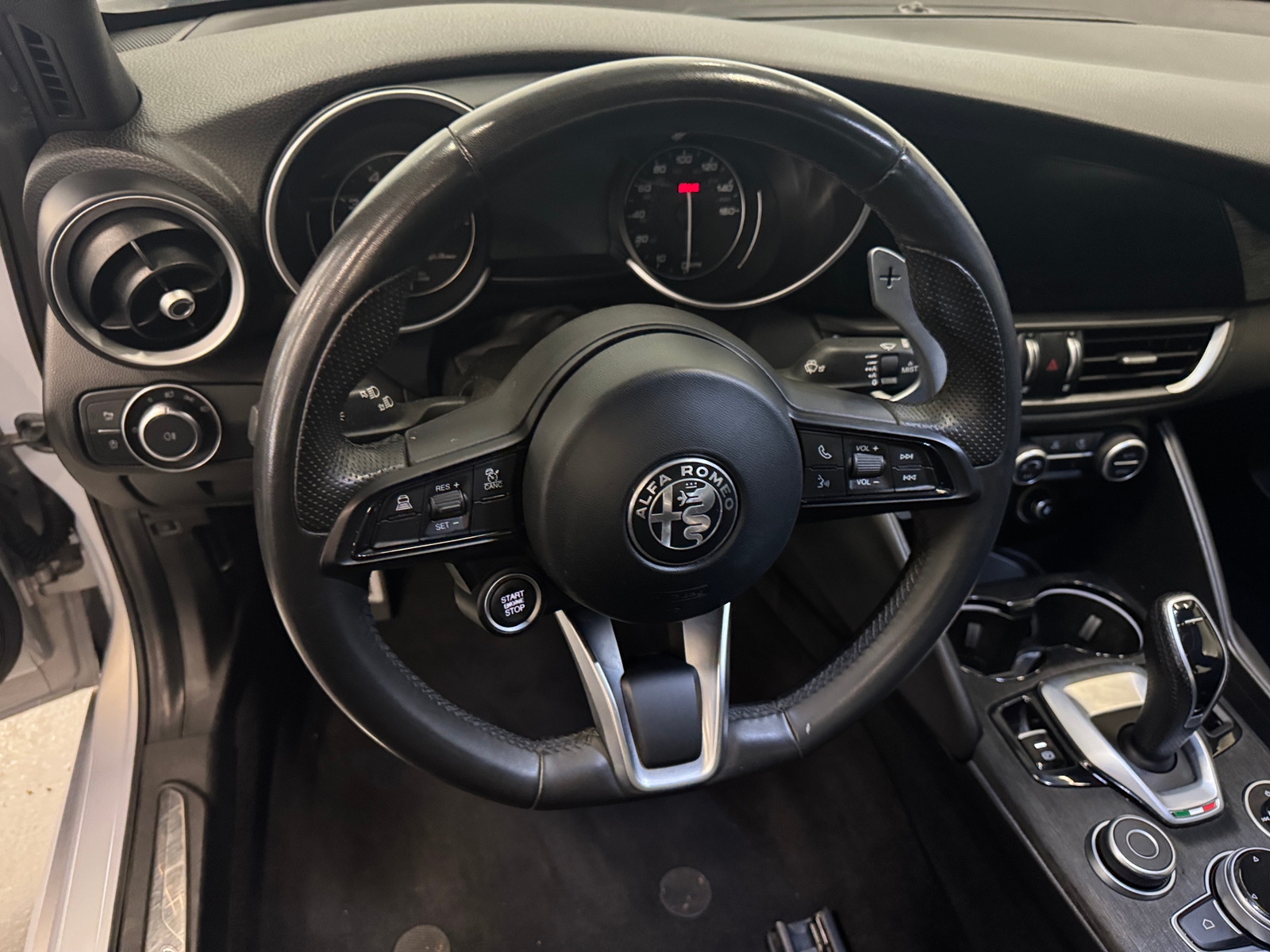 Thumbnail: 2022 Alfa Romeo Giulia - 4