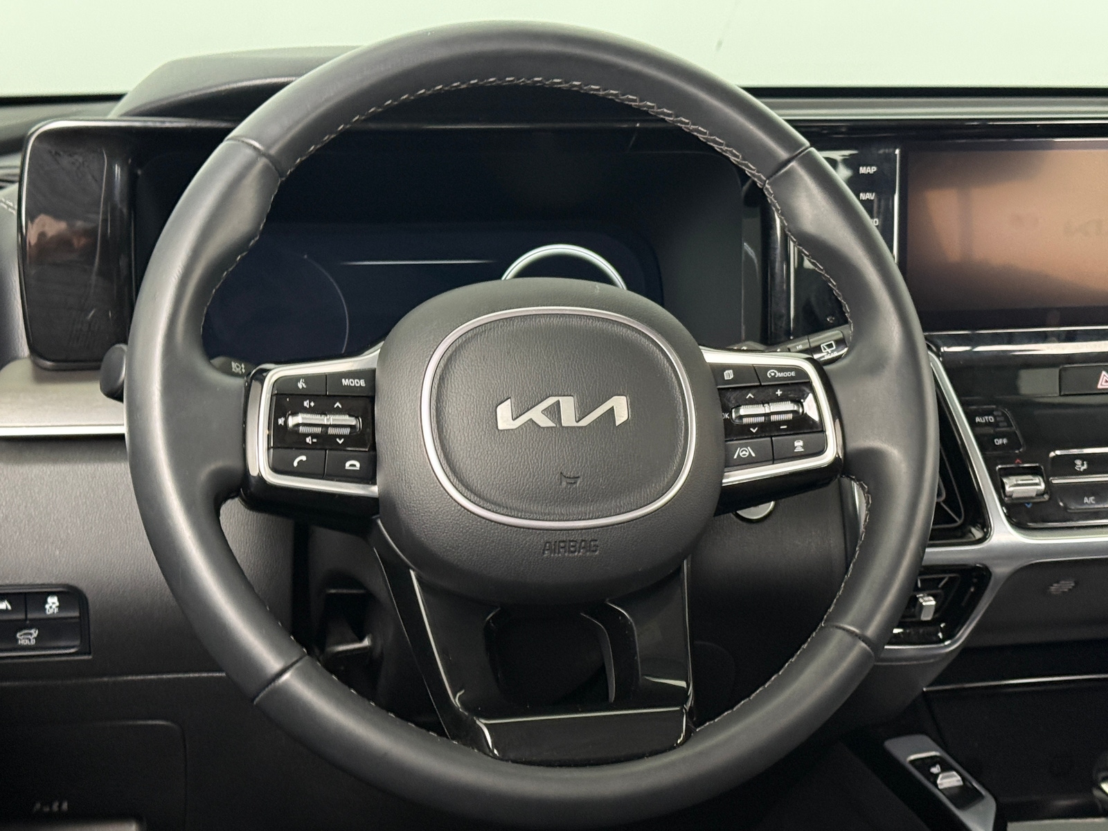 Thumbnail: 2023 Kia Sorento - 4