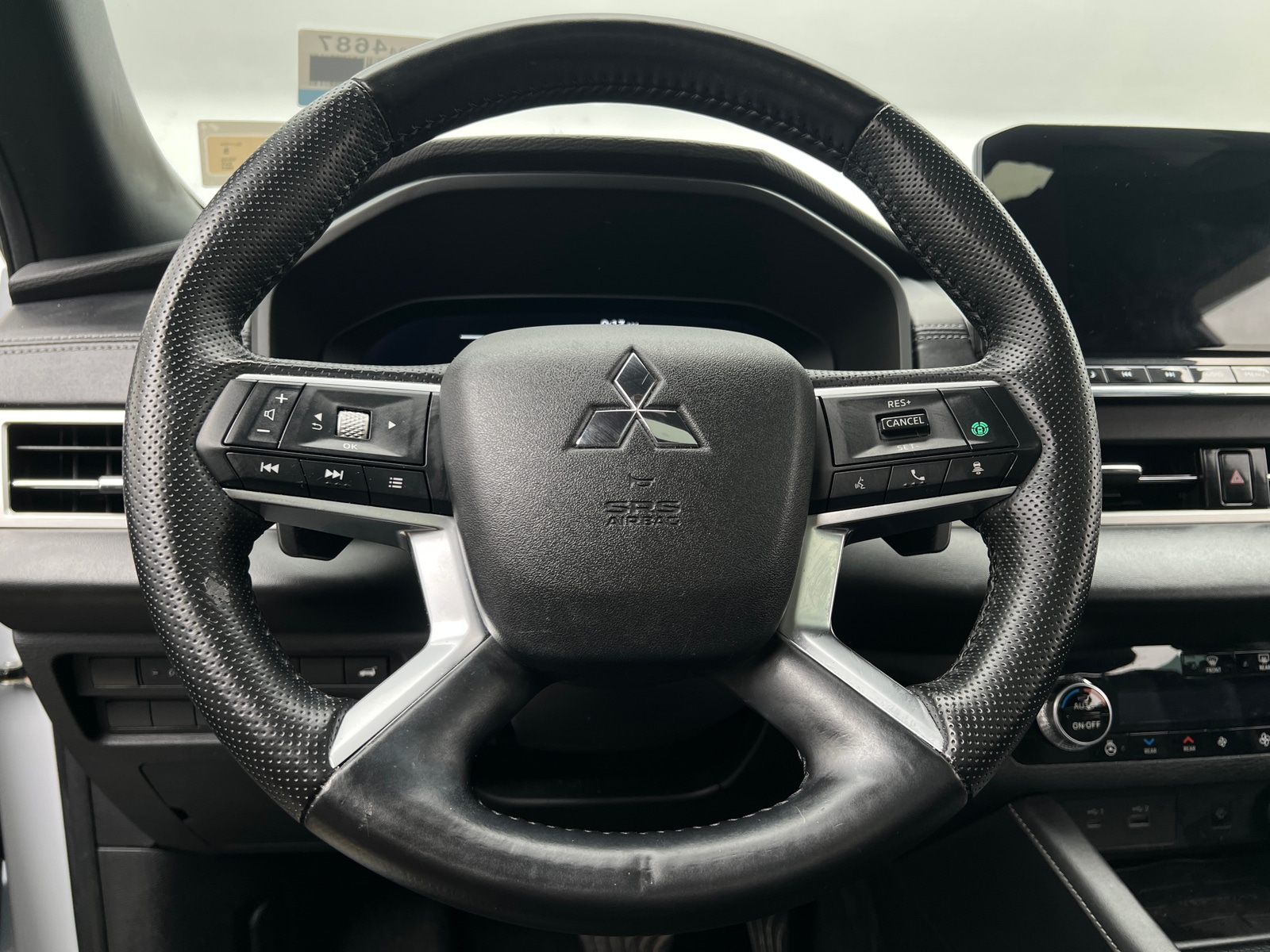 Thumbnail: 2023 Mitsubishi Outlander - 4