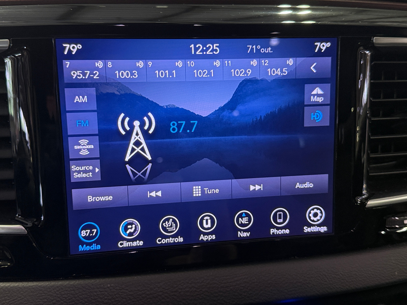 Thumbnail: 2019 Chrysler Pacifica - 3