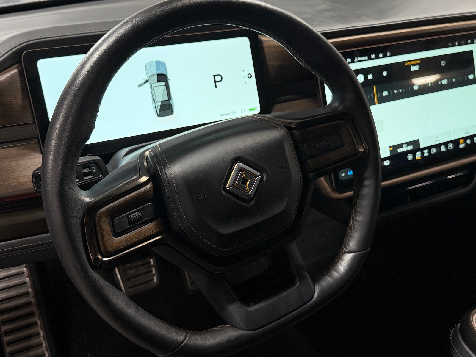 Thumbnail: 2025 Rivian R1S - 4
