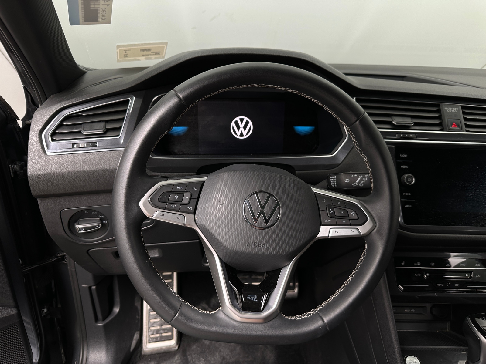 Thumbnail: 2023 Volkswagen Tiguan - 4