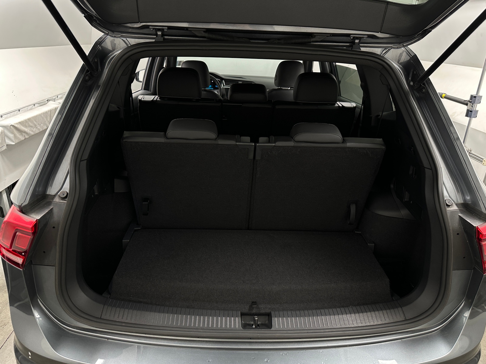 Thumbnail: 2023 Volkswagen Tiguan - 6