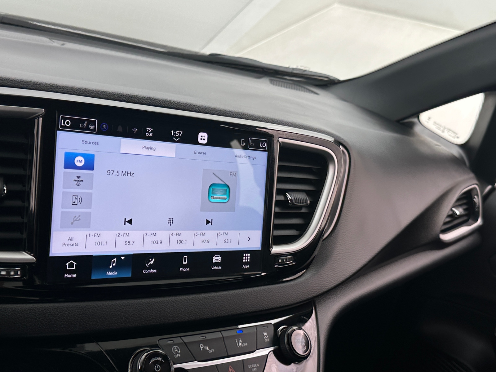 Thumbnail: 2026 Chrysler Pacifica - 3