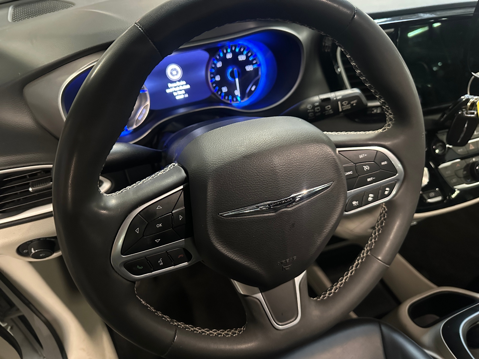 Thumbnail: 2023 Chrysler Pacifica - 4