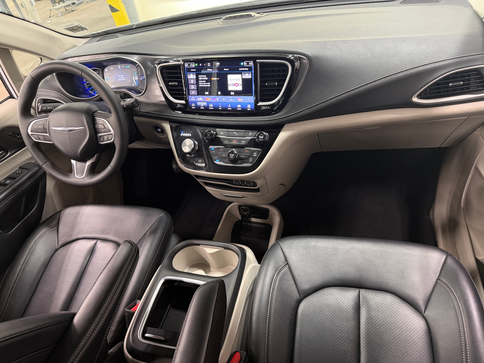 Thumbnail: 2024 Chrysler Pacifica - 3