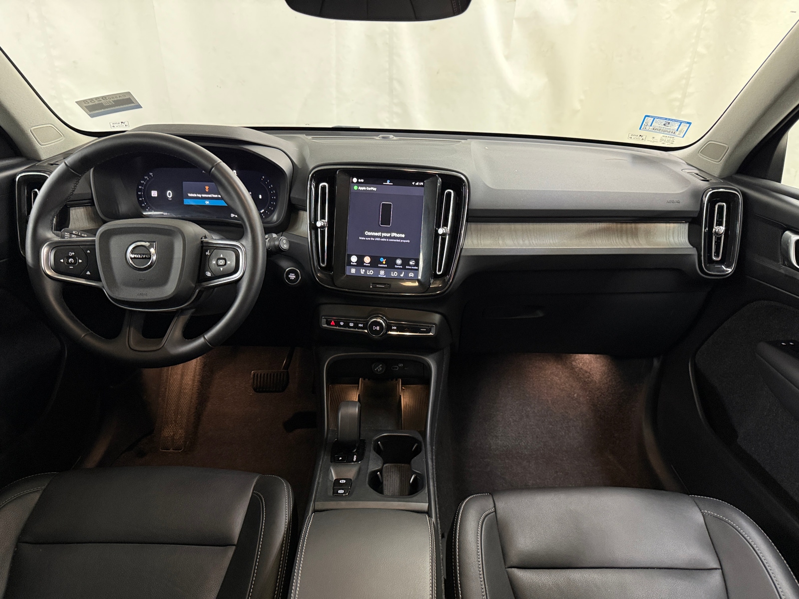 Thumbnail: 2025 Volvo XC40 - 3