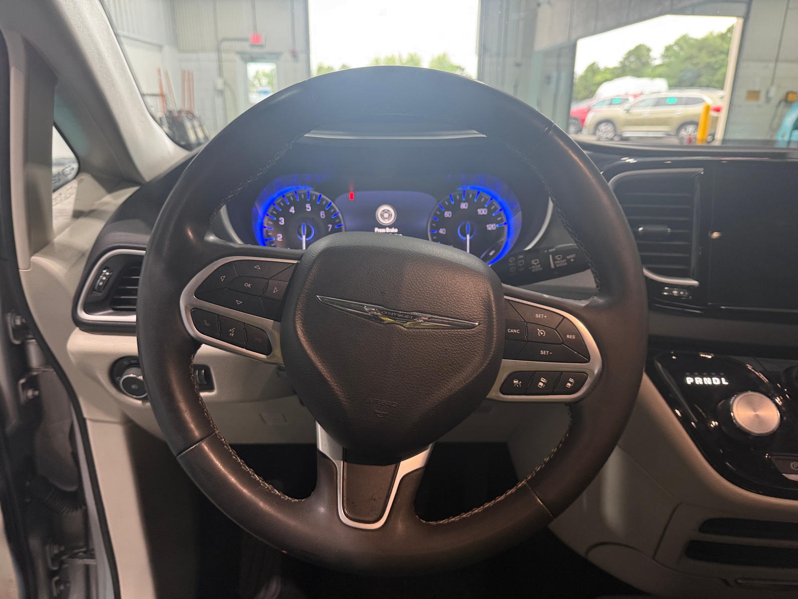 Thumbnail: 2023 Chrysler Pacifica - 4