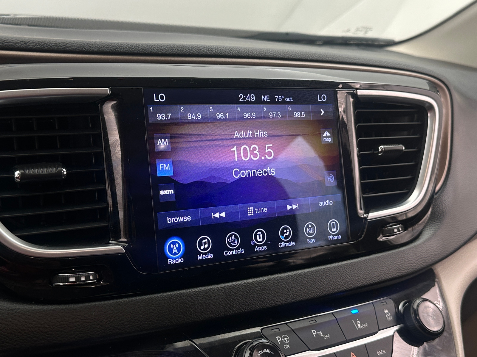 Thumbnail: 2017 Chrysler Pacifica - 3