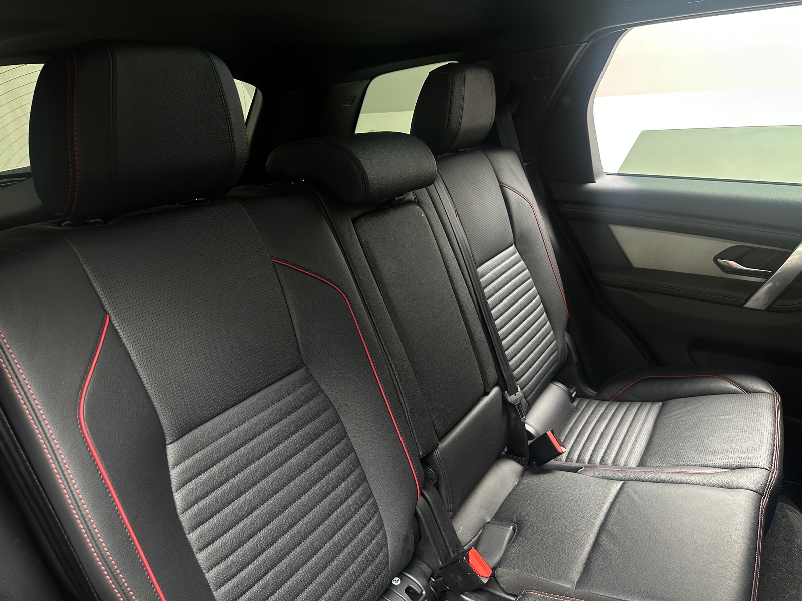 Thumbnail: 2022 Land Rover Discovery Sport - 5