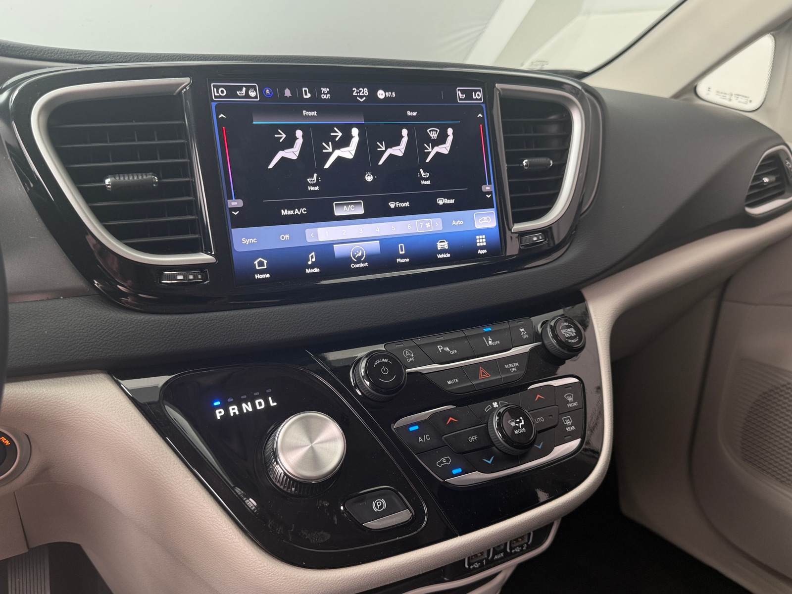 Thumbnail: 2024 Chrysler Pacifica - 3