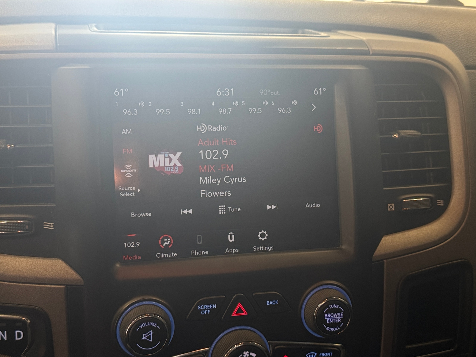 Thumbnail: 2020 RAM 1500 Classic - 3