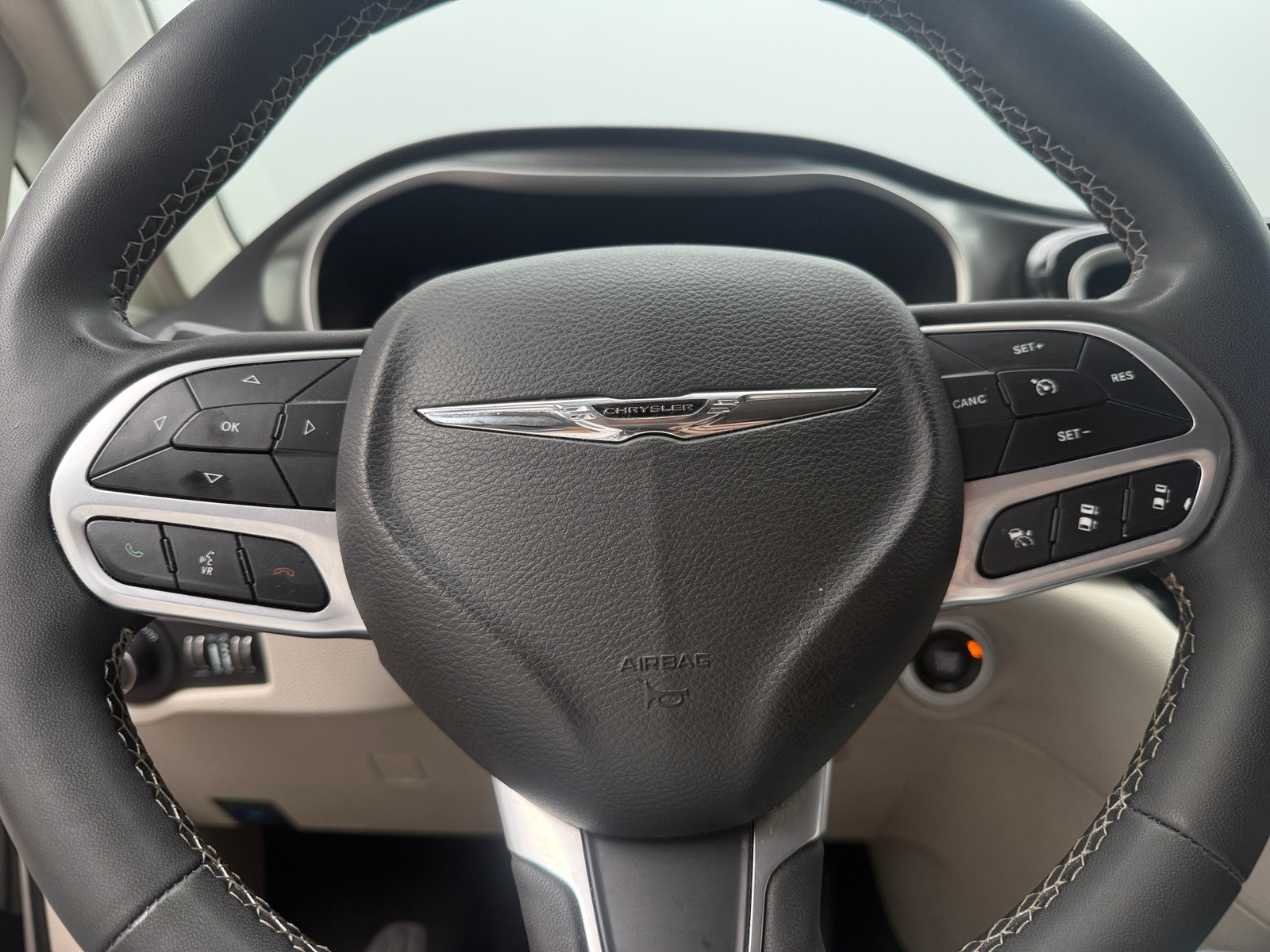 Thumbnail: 2023 Chrysler Pacifica - 4