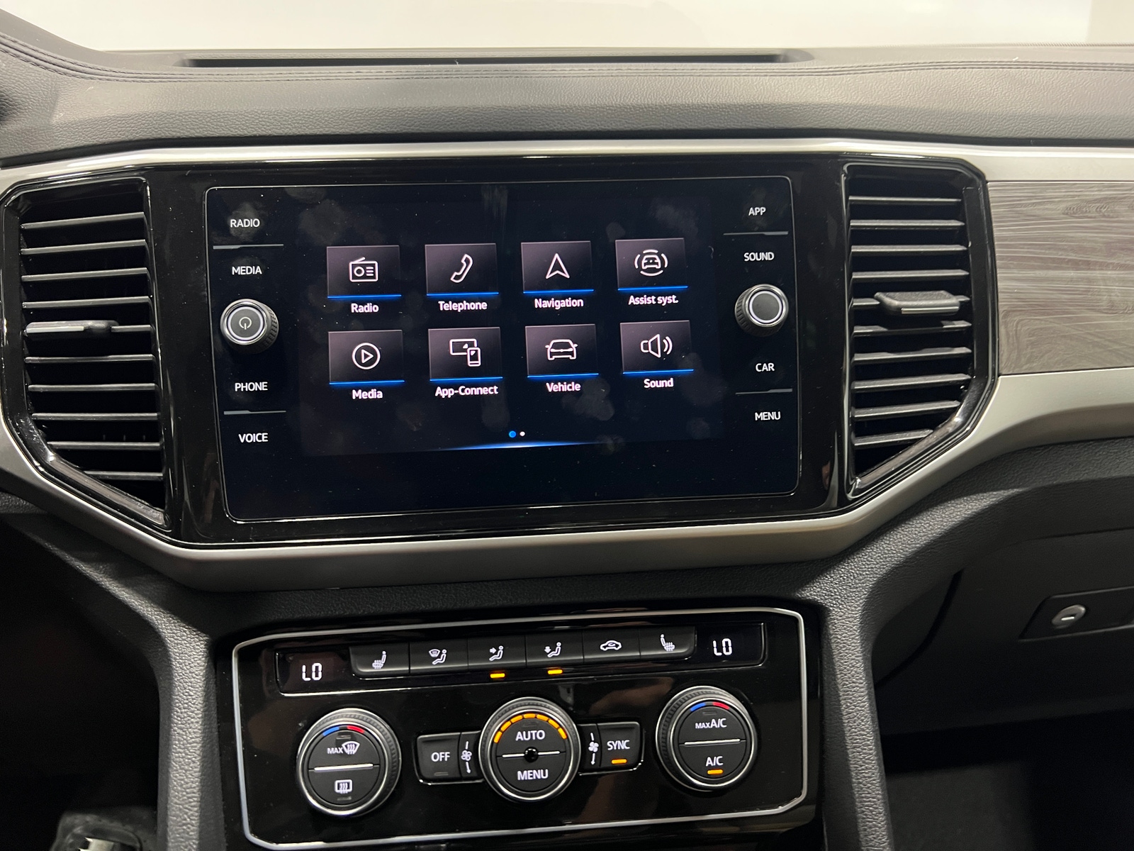 Thumbnail: 2022 Volkswagen Atlas - 3