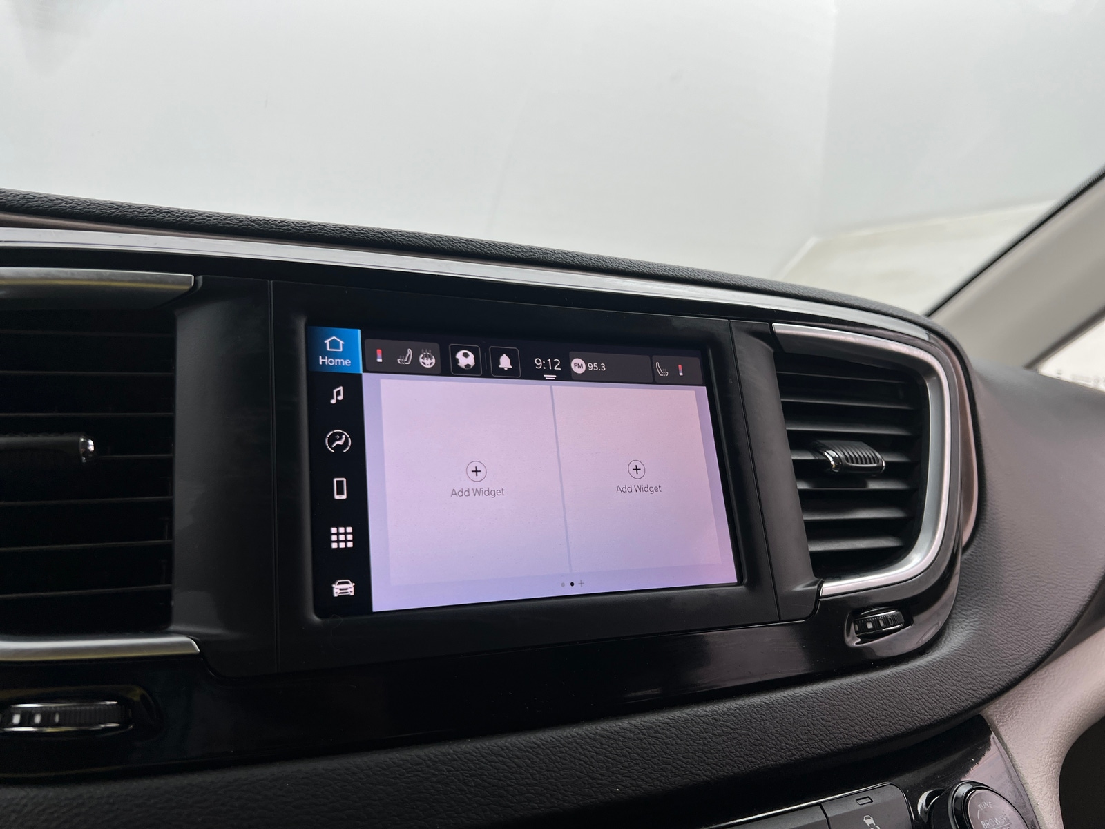Thumbnail: 2024 Chrysler Voyager - 4