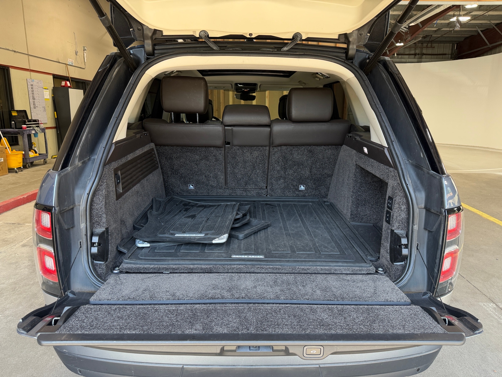 Thumbnail: 2018 Land Rover Range Rover - 6