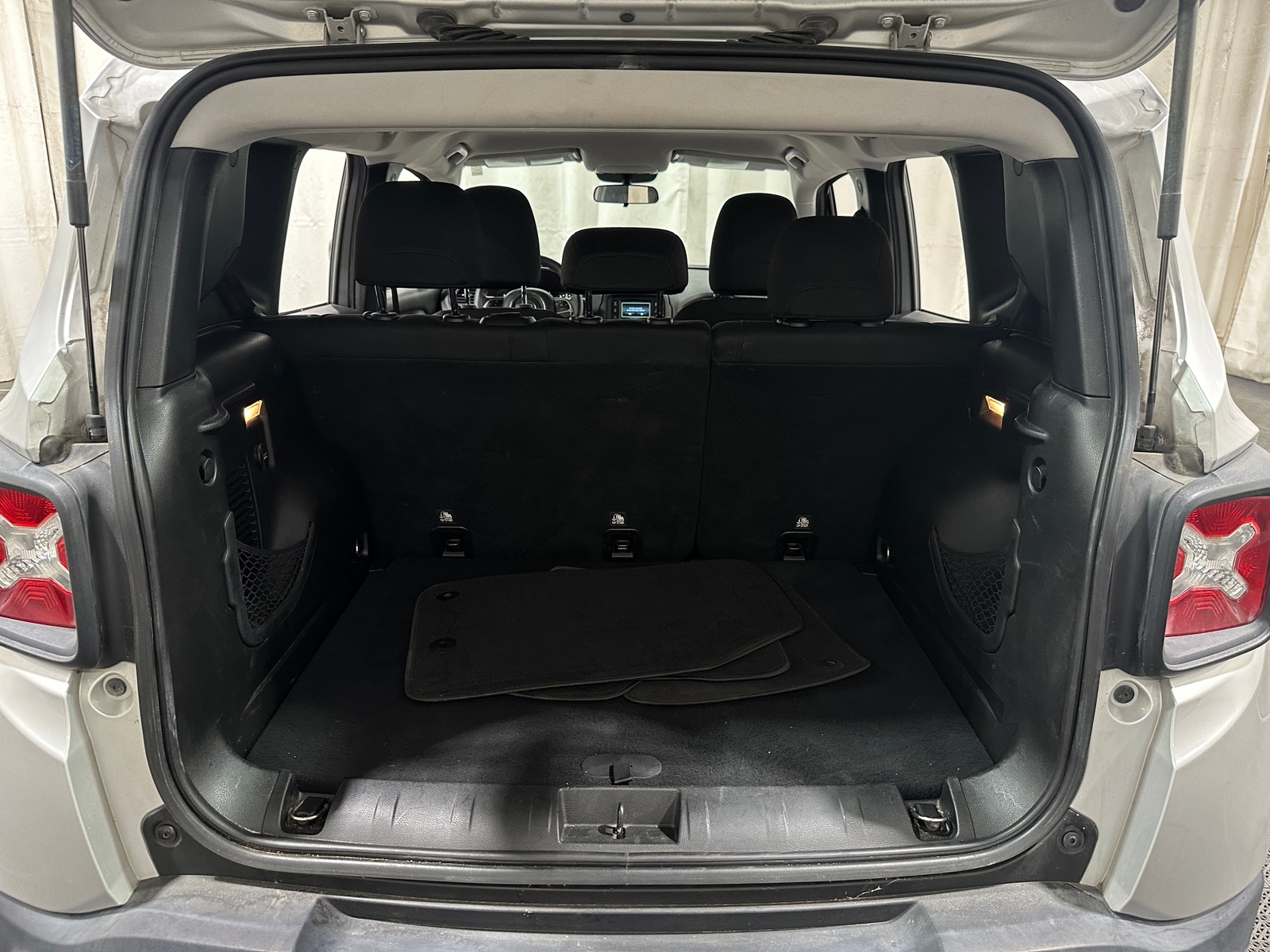 Thumbnail: 2016 Jeep Renegade - 7