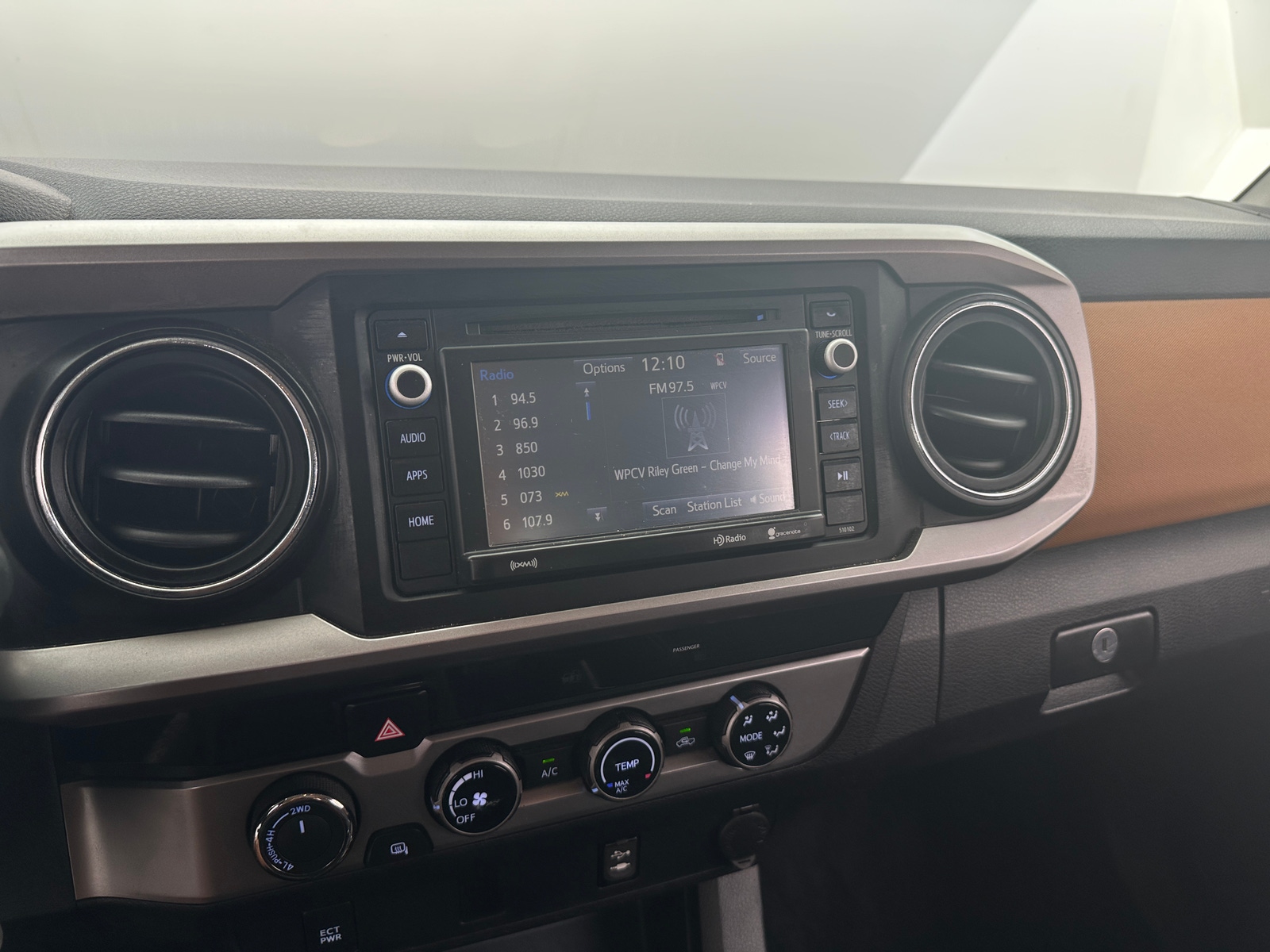 Thumbnail: 2016 Toyota Tacoma - 4