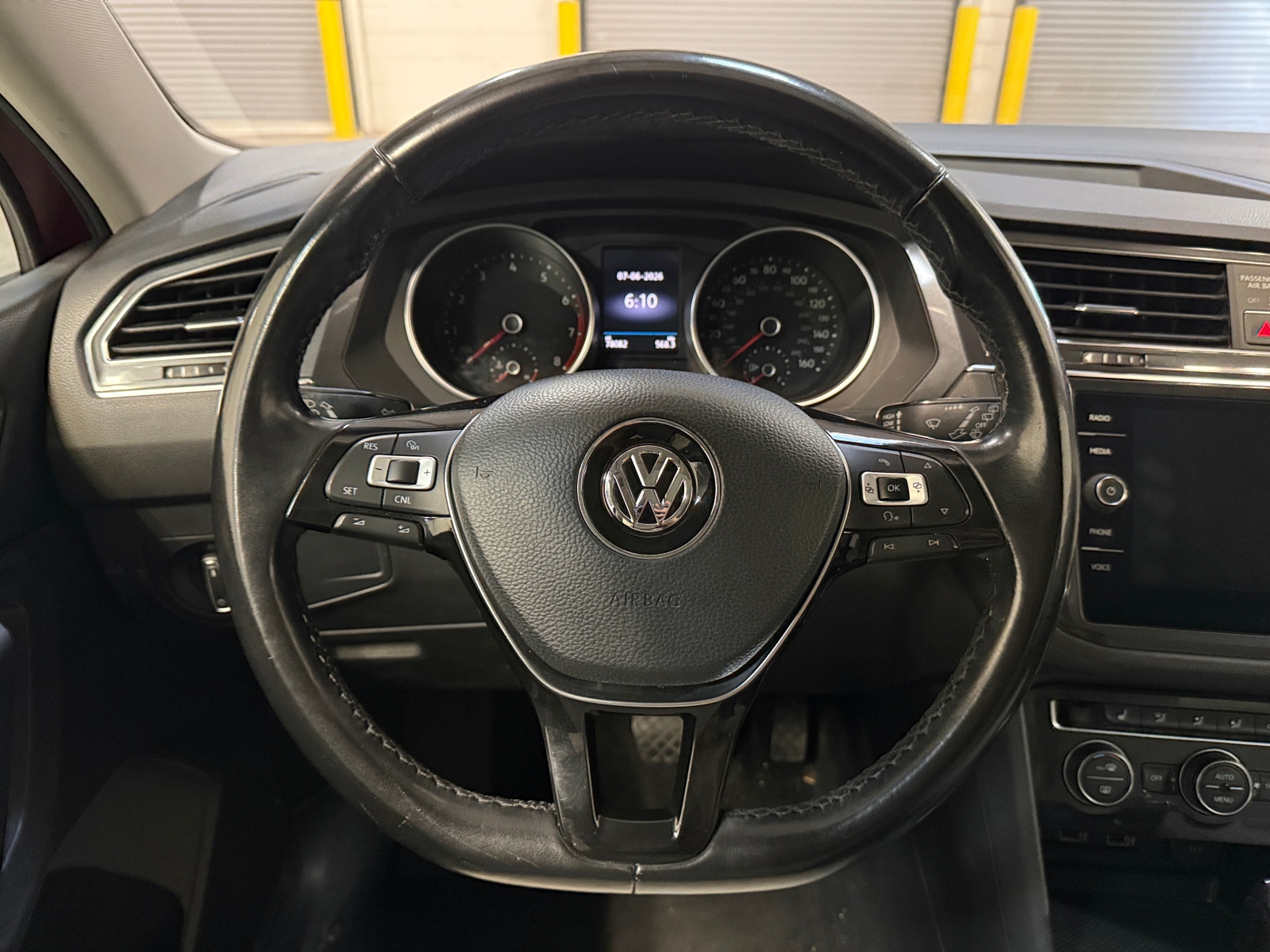 Thumbnail: 2018 Volkswagen Tiguan - 4