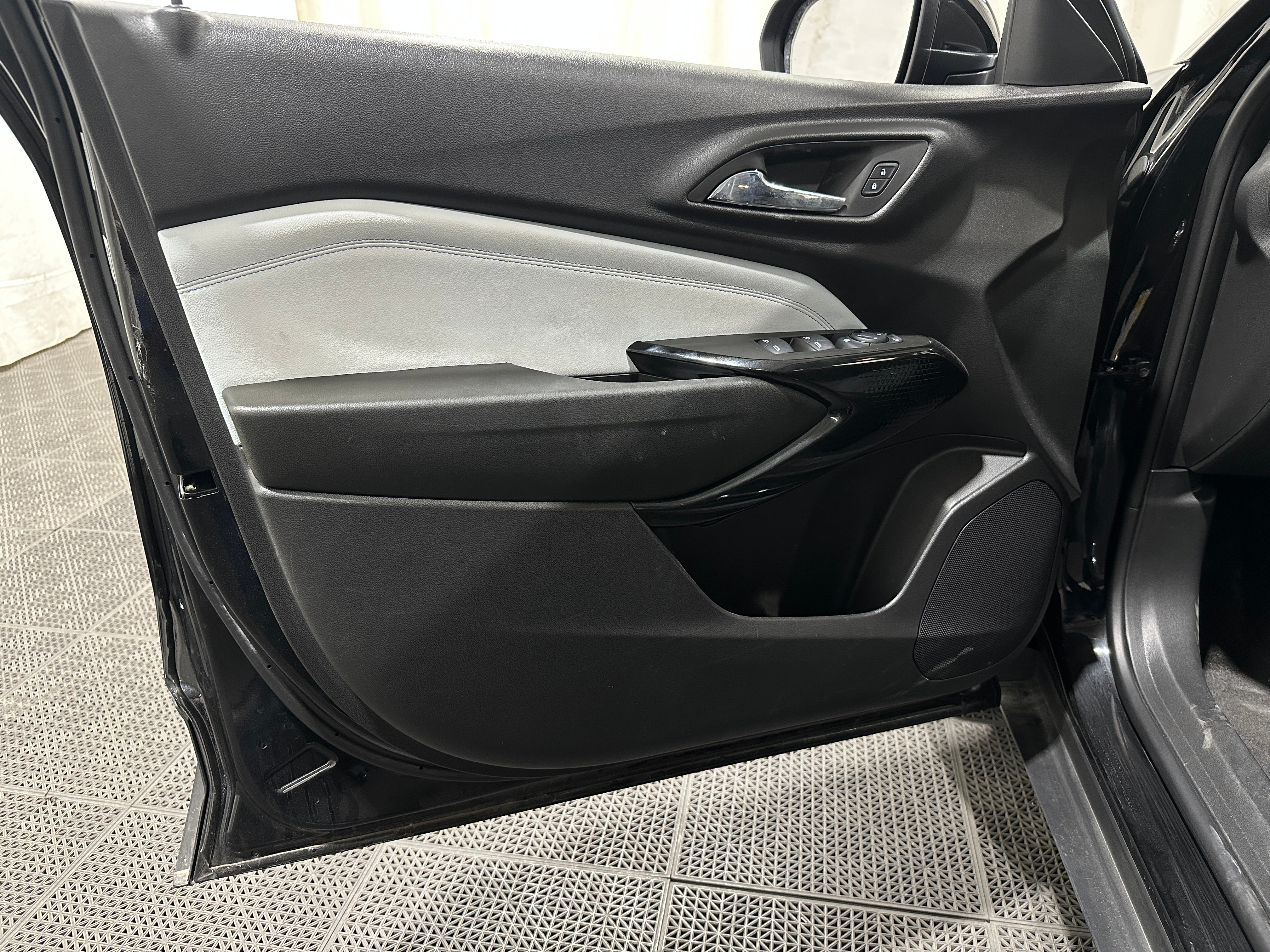 2025 Chevrolet Trax LT - Photo 10