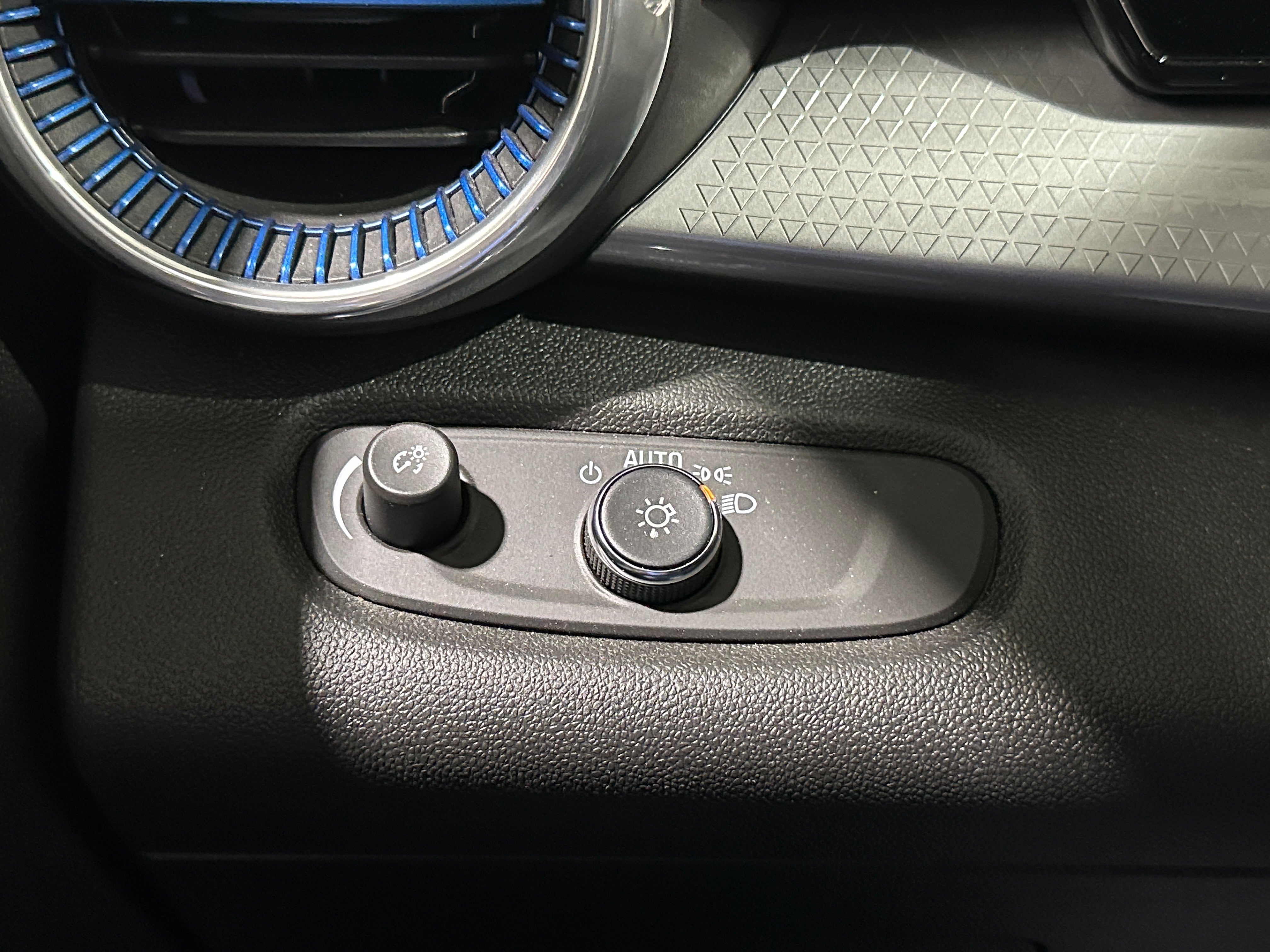 2025 Chevrolet Trax LT - Photo 3