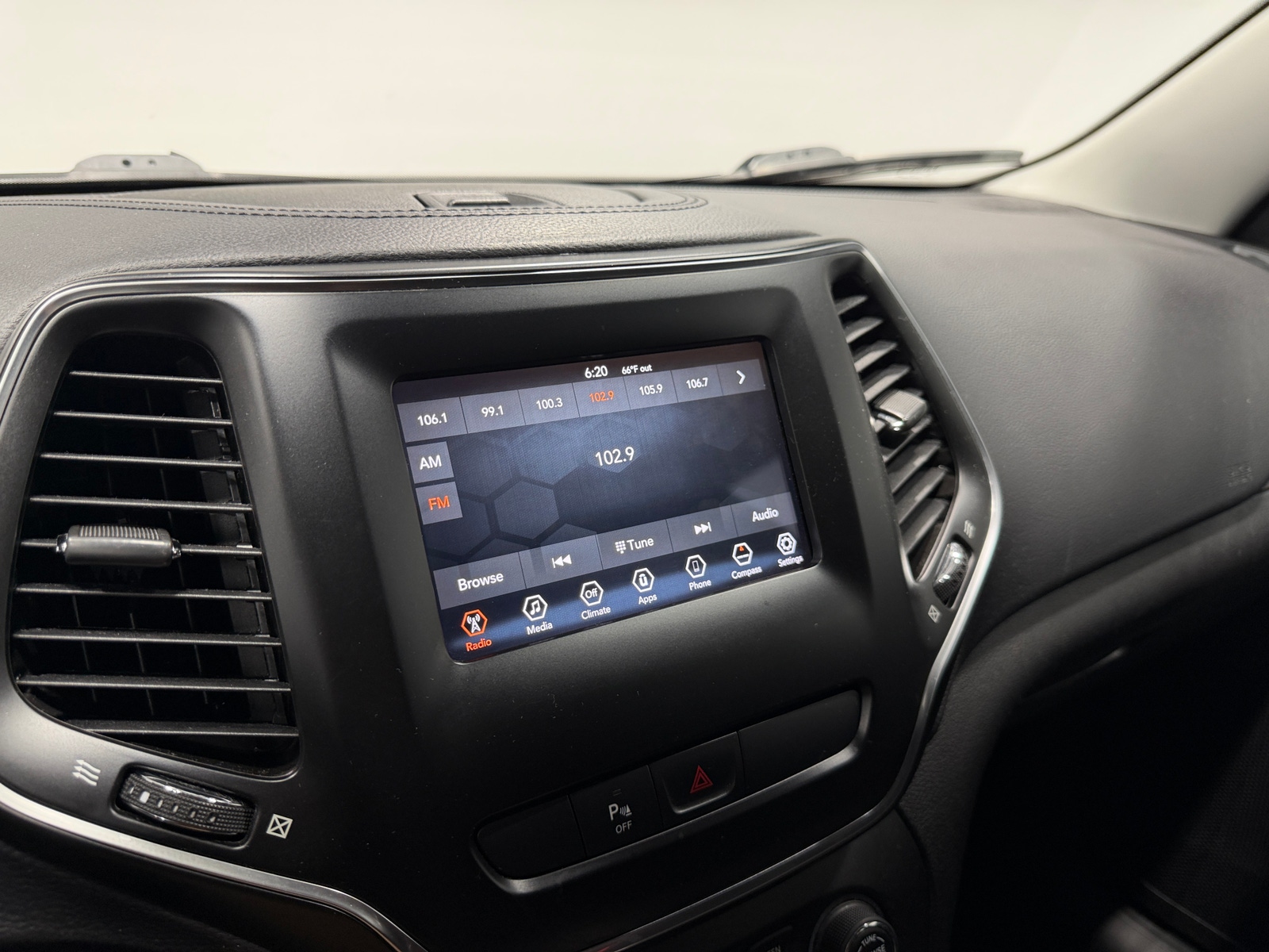 Thumbnail: 2020 Jeep Cherokee - 4