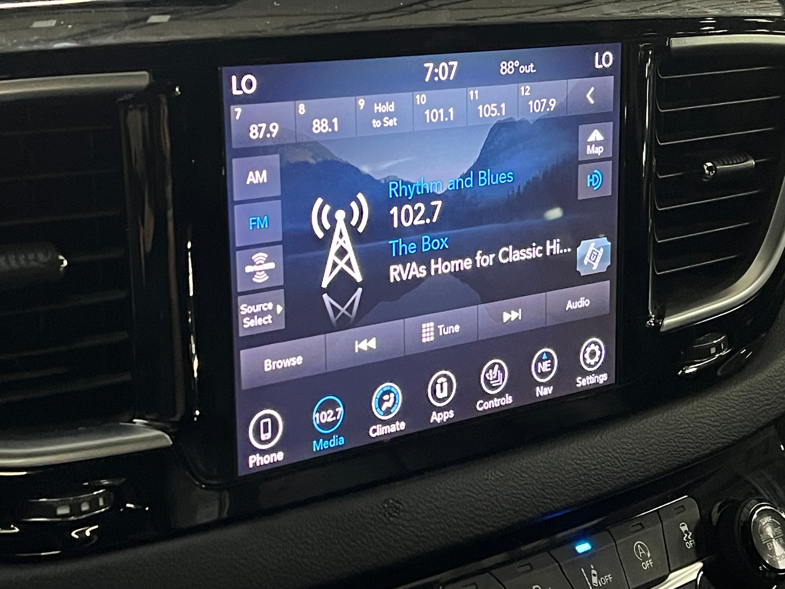Thumbnail: 2019 Chrysler Pacifica - 3