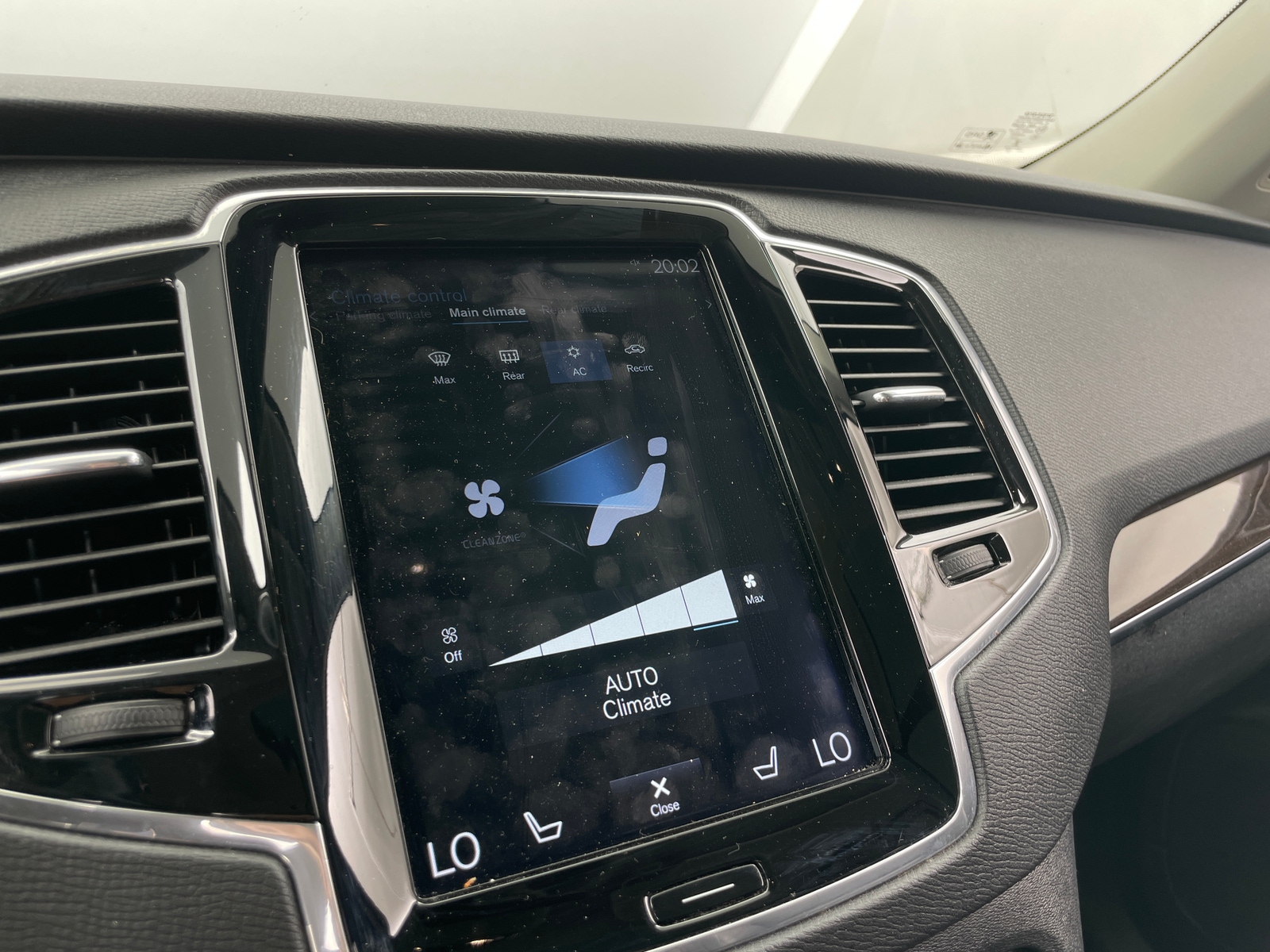 Thumbnail: 2018 Volvo XC90 - 3