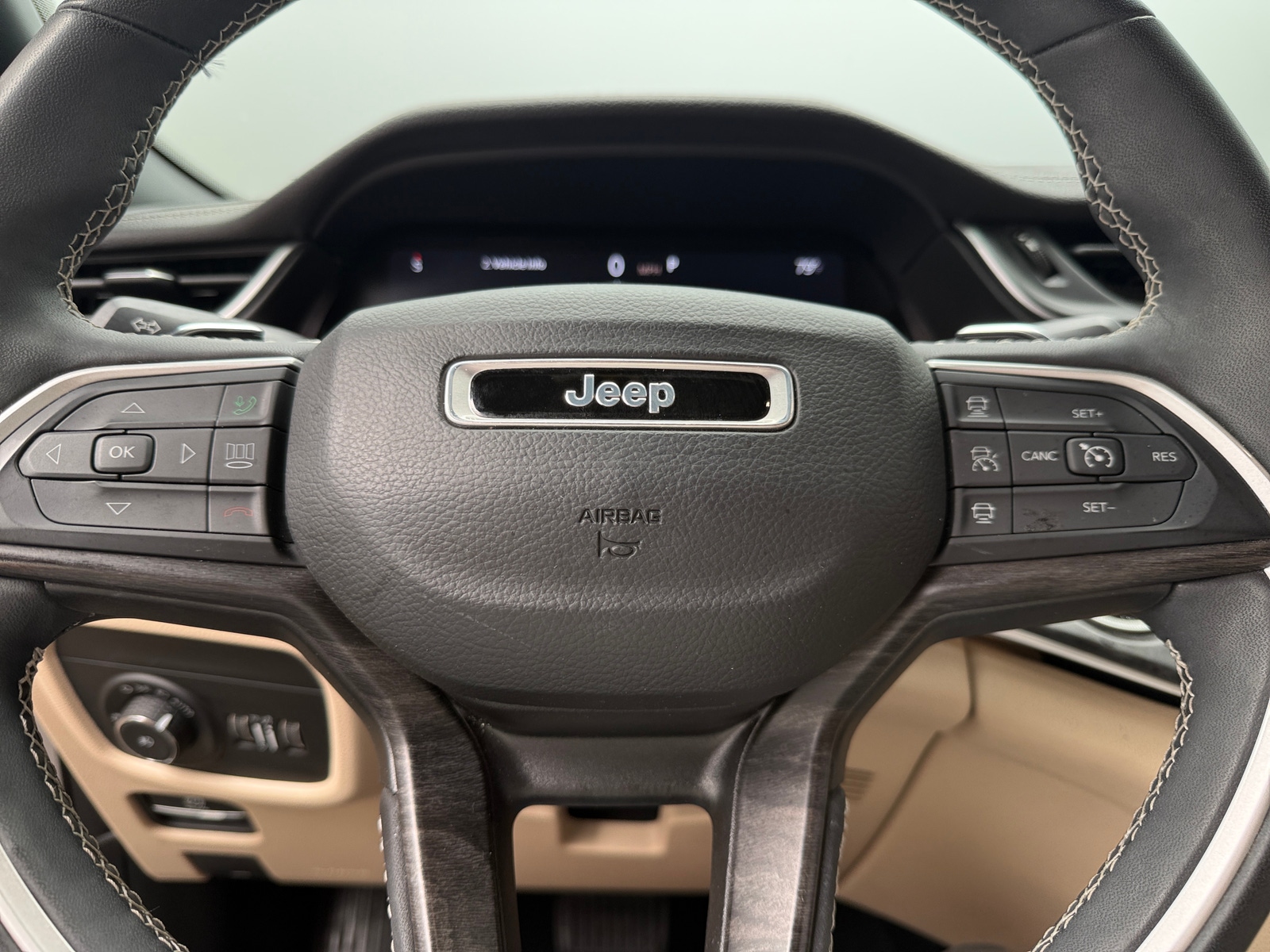 Thumbnail: 2023 Jeep Grand Cherokee L - 4