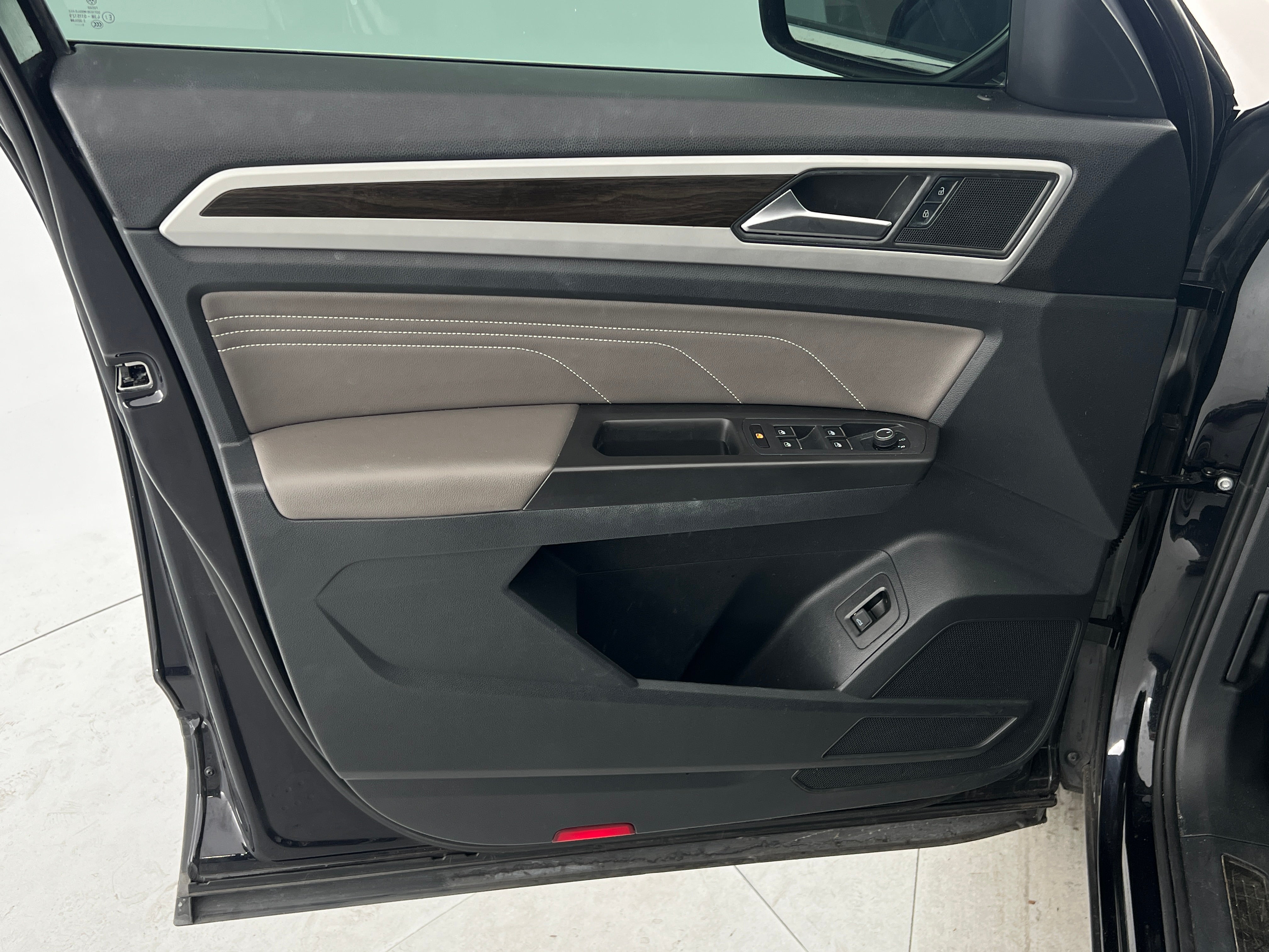 2022 Volkswagen Atlas SE w/Tech - Photo 6