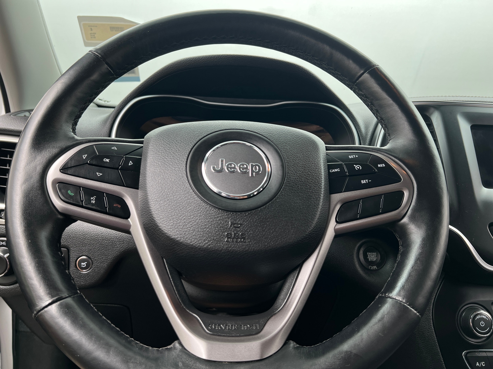 Thumbnail: 2019 Jeep Cherokee - 5
