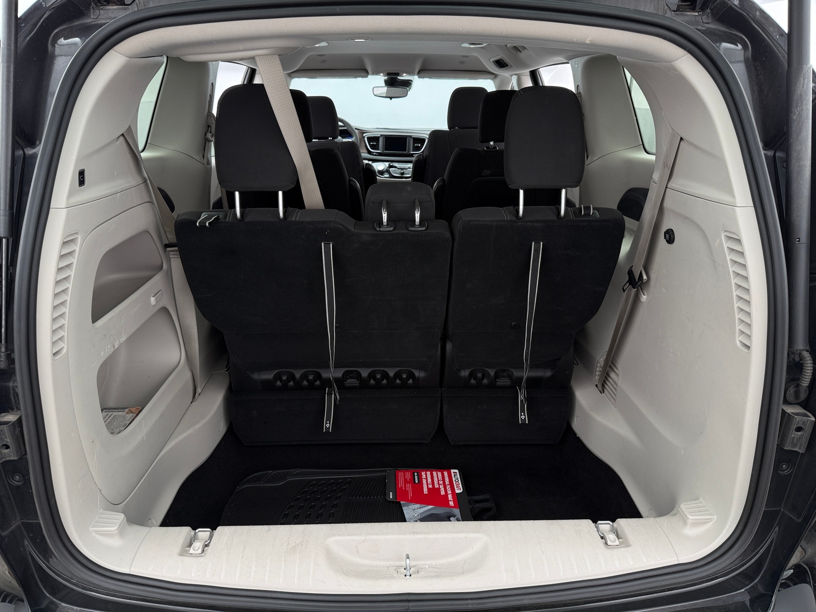 Thumbnail: 2024 Chrysler Voyager - 7