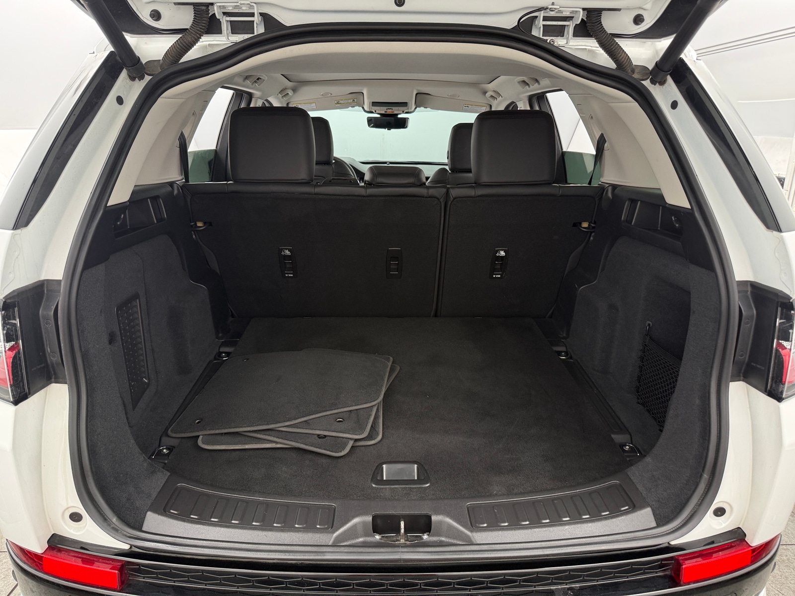 Thumbnail: 2024 Land Rover Discovery Sport - 6