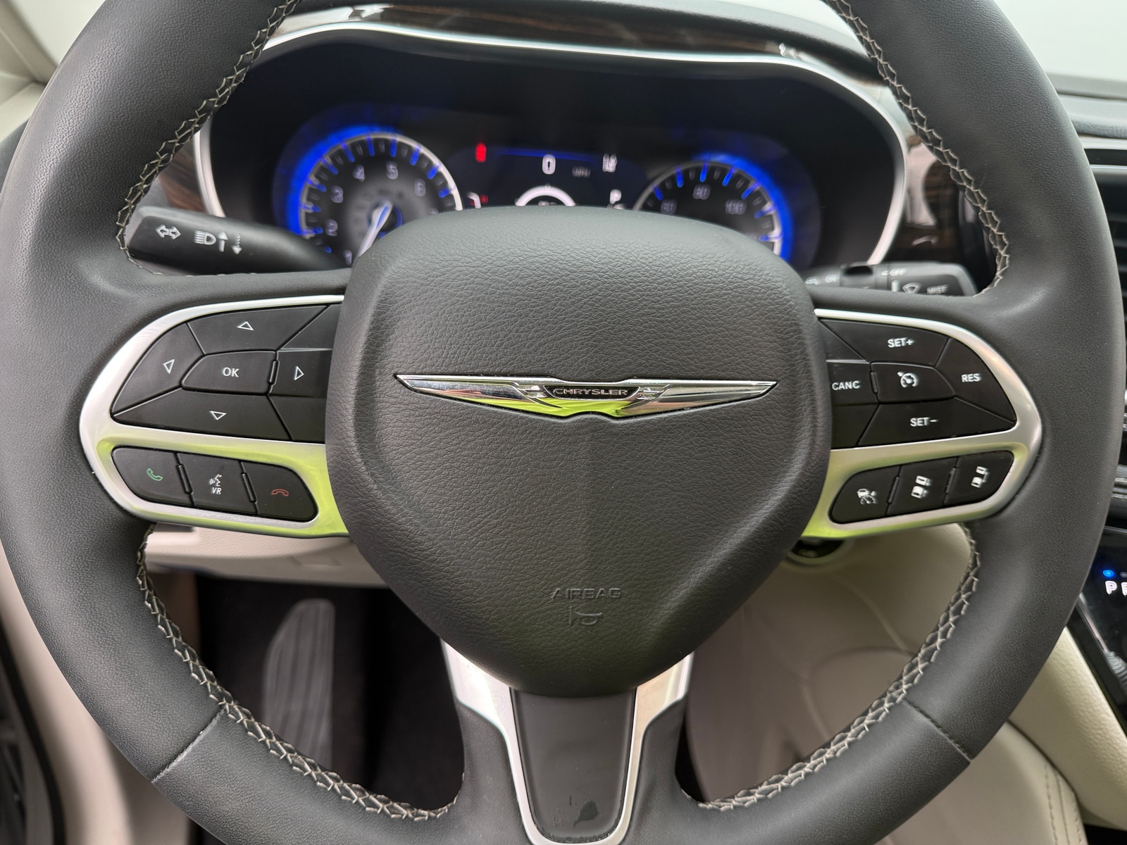 Thumbnail: 2023 Chrysler Pacifica - 4