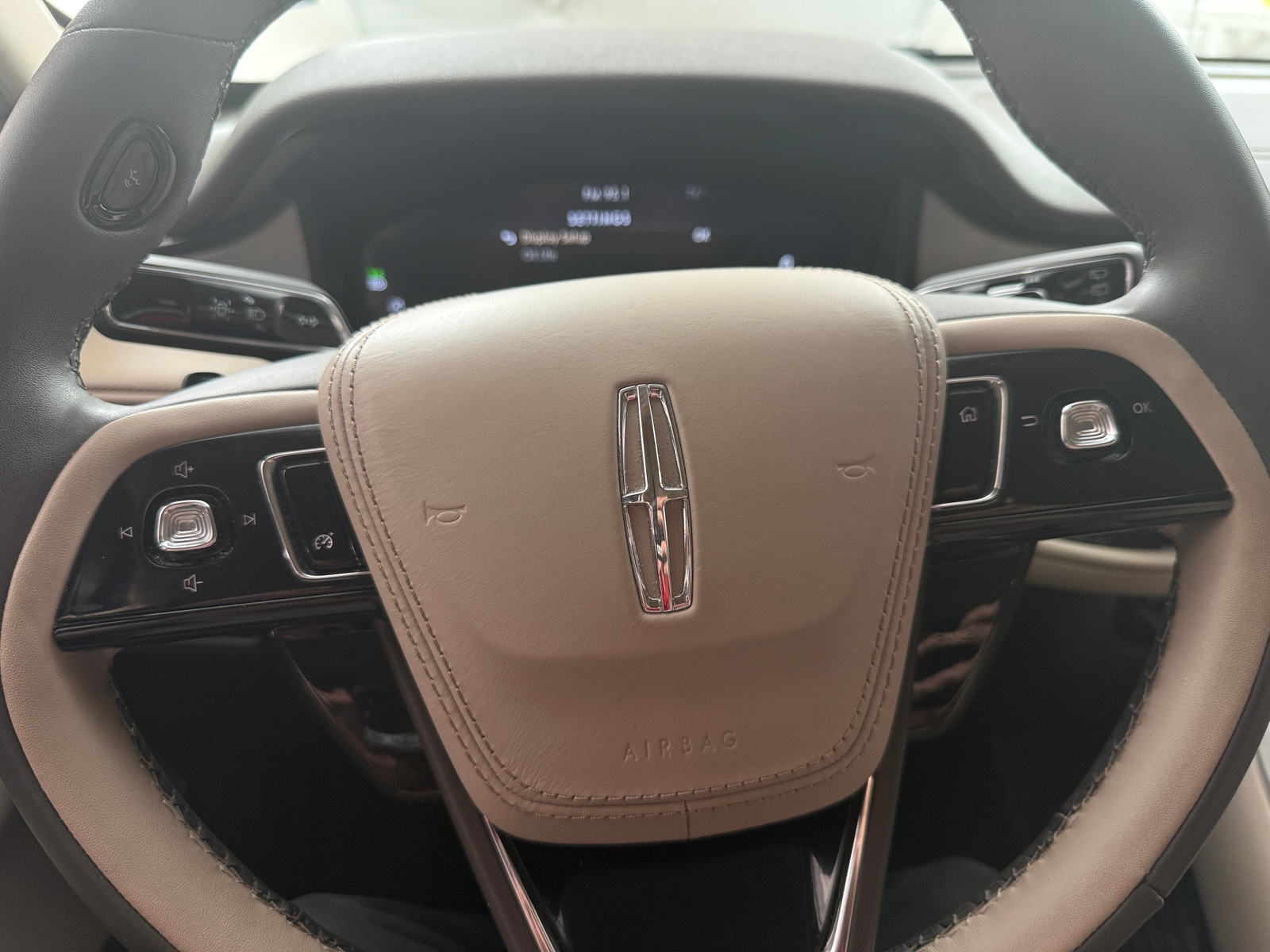 Thumbnail: 2023 Lincoln Aviator - 4