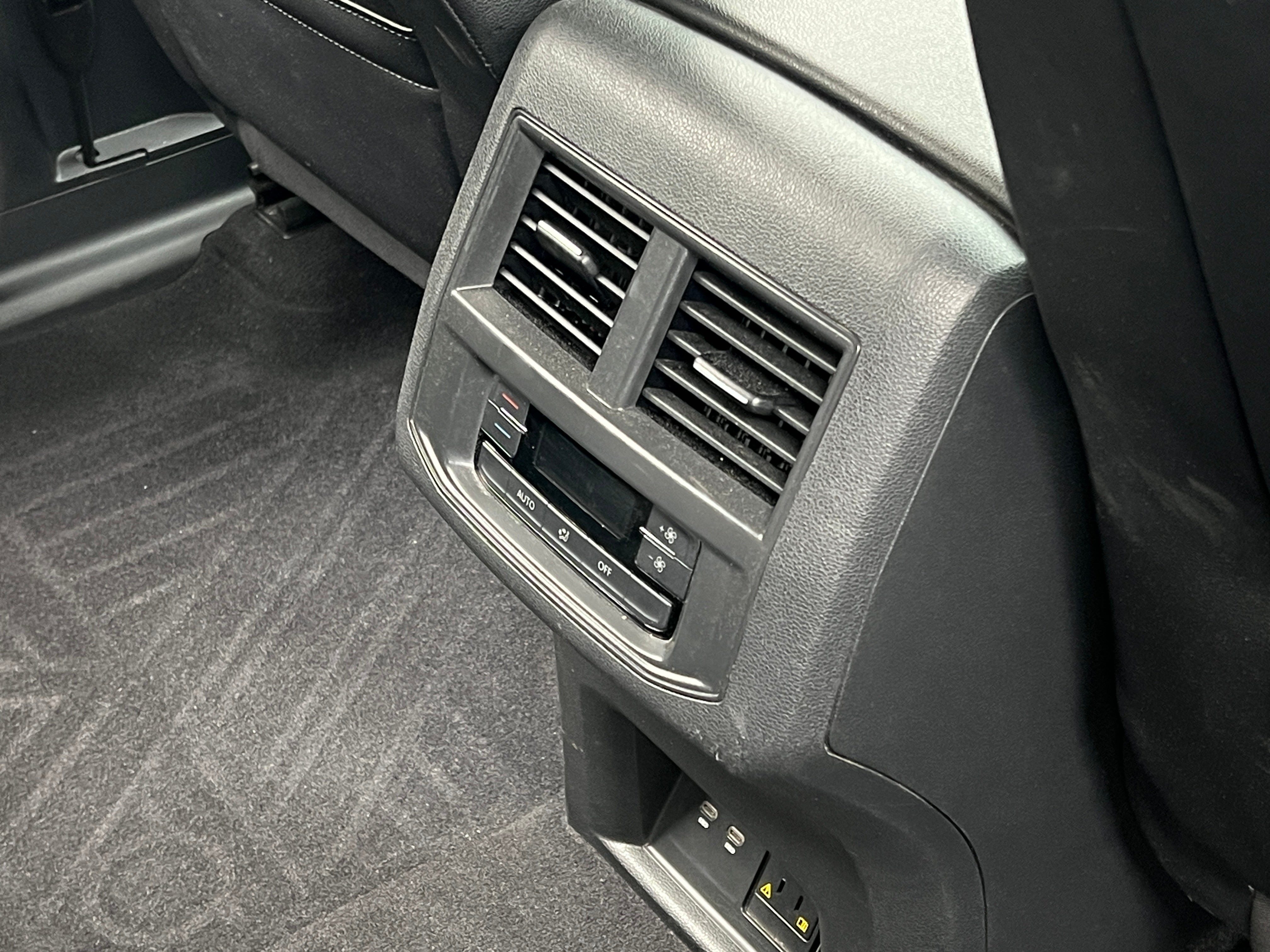 2021 Volkswagen Atlas SE w/Tech - Photo 4