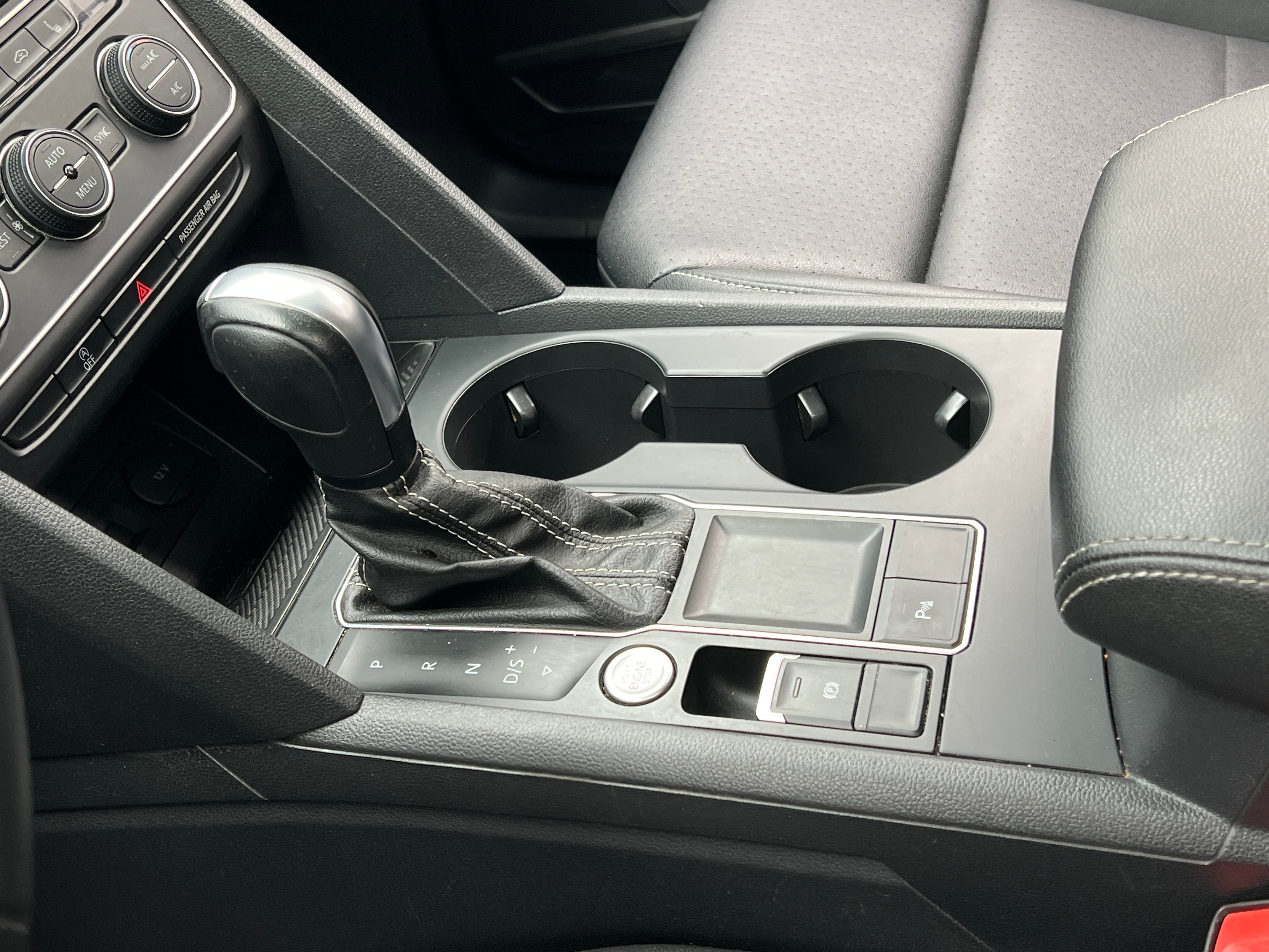 2021 Volkswagen Atlas SE w/Tech - Photo 2