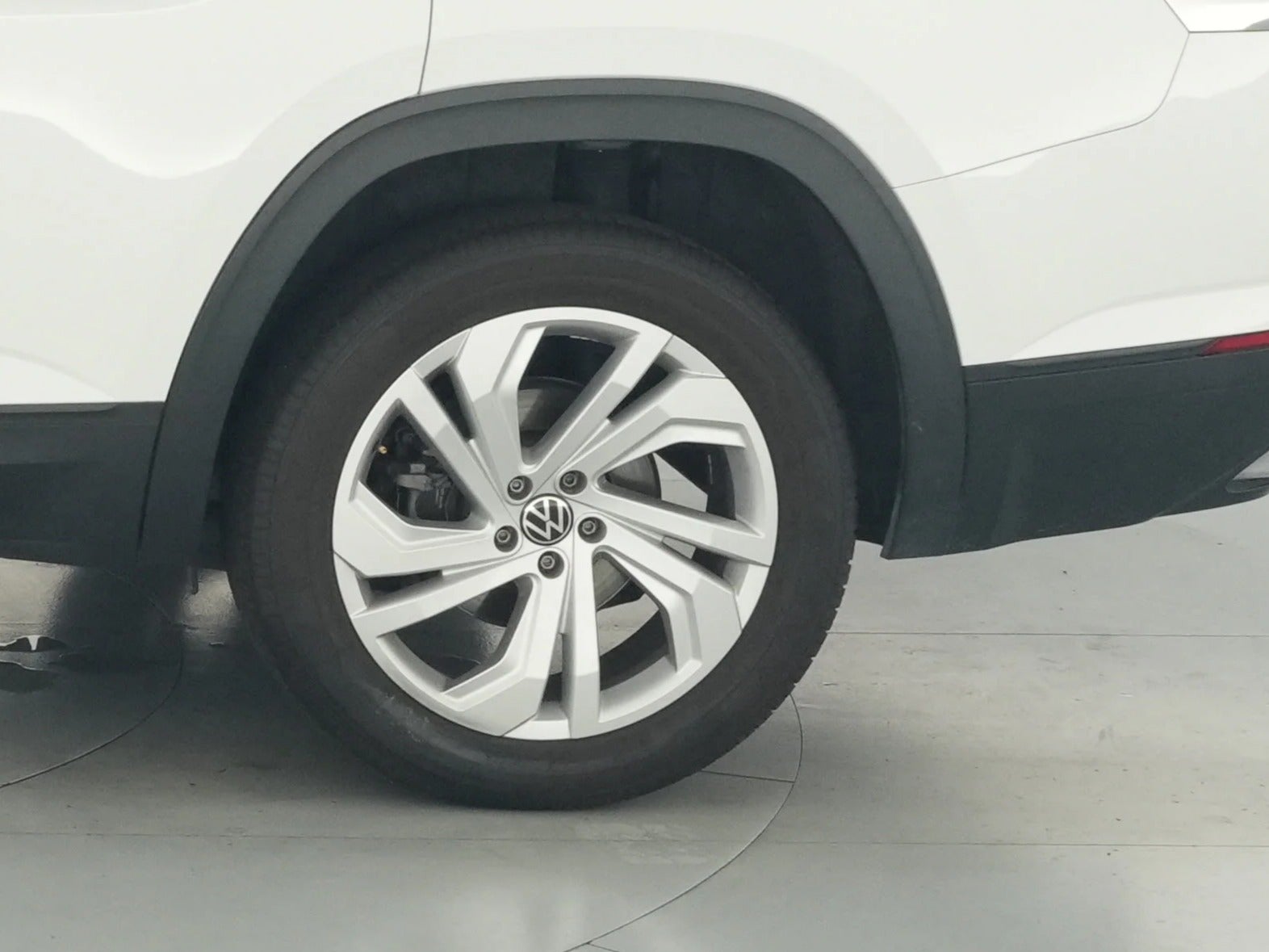 2021 Volkswagen Atlas SE w/Tech - Photo 16