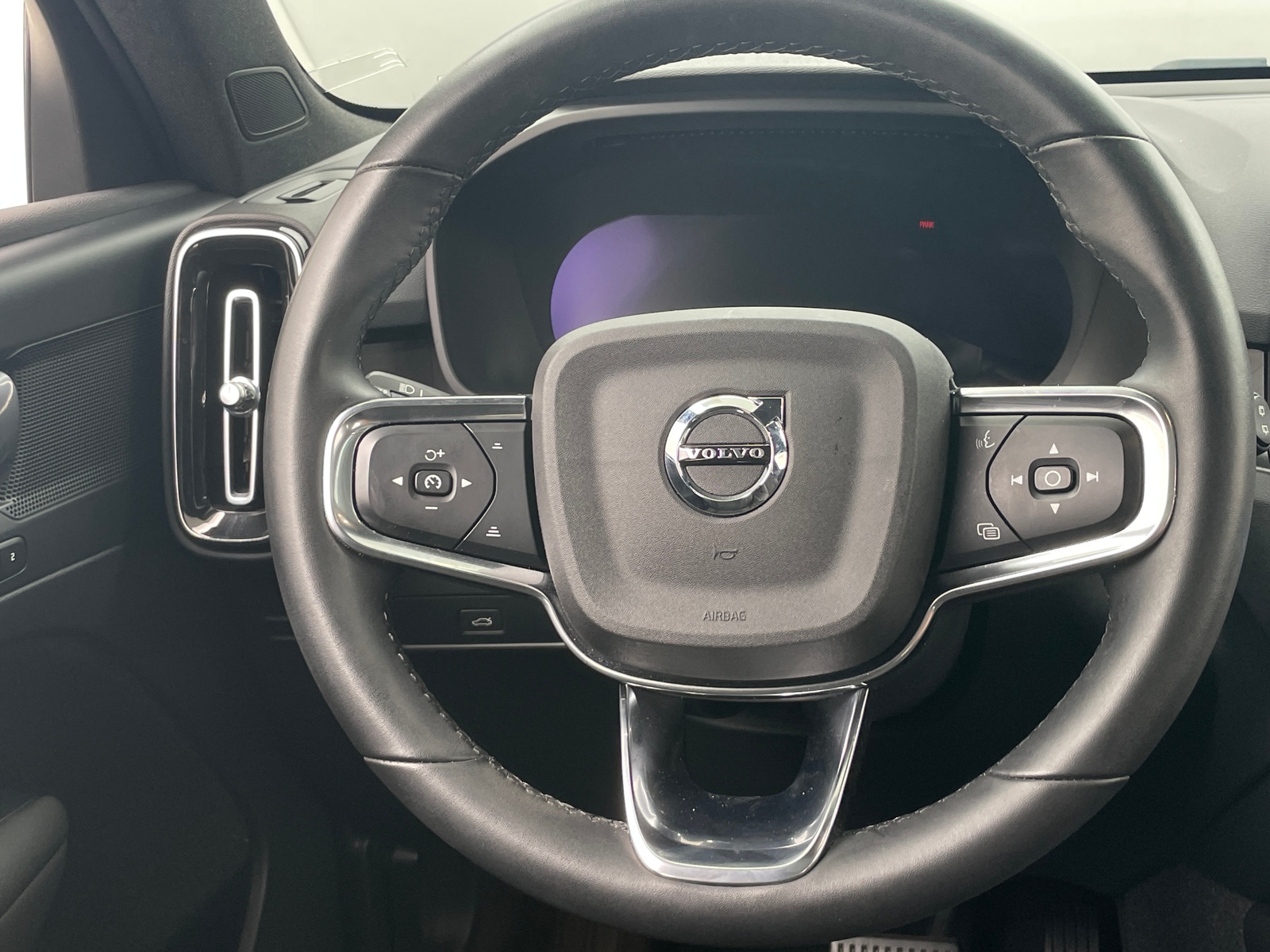 Thumbnail: 2023 Volvo XC40 - 5