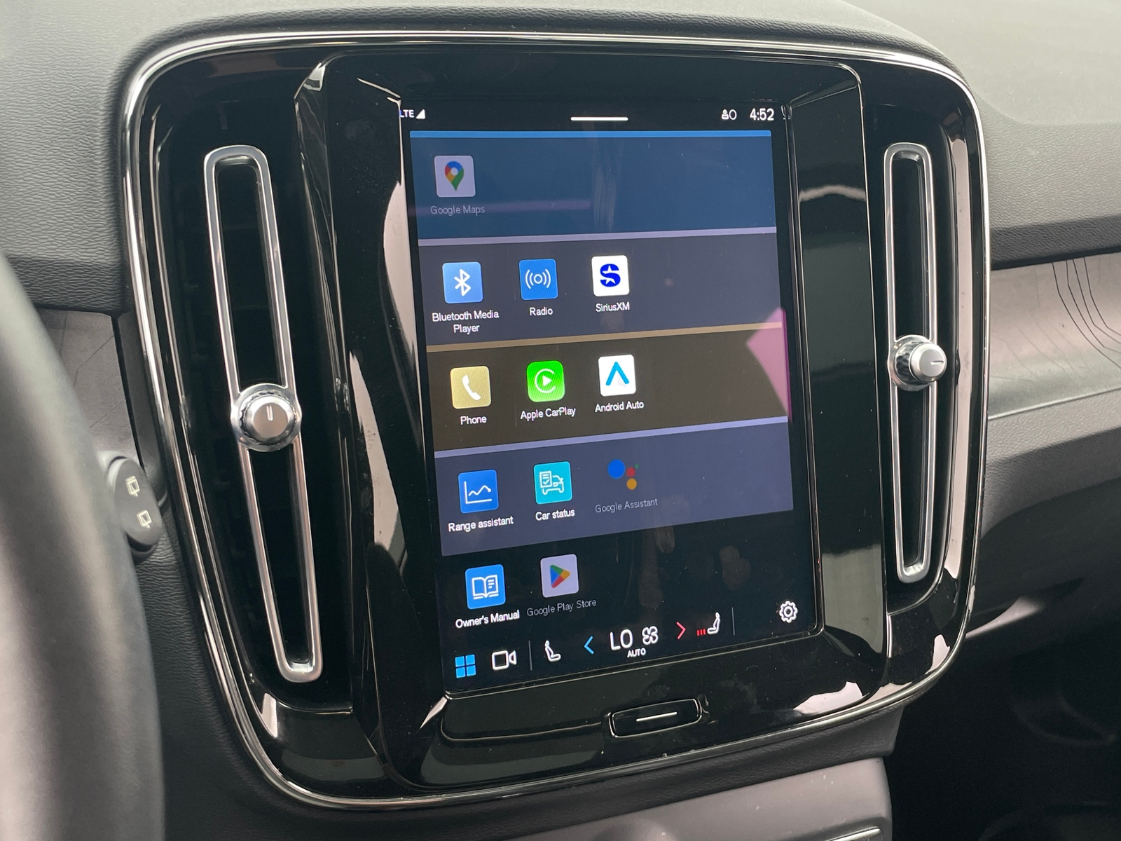 Thumbnail: 2023 Volvo XC40 - 4