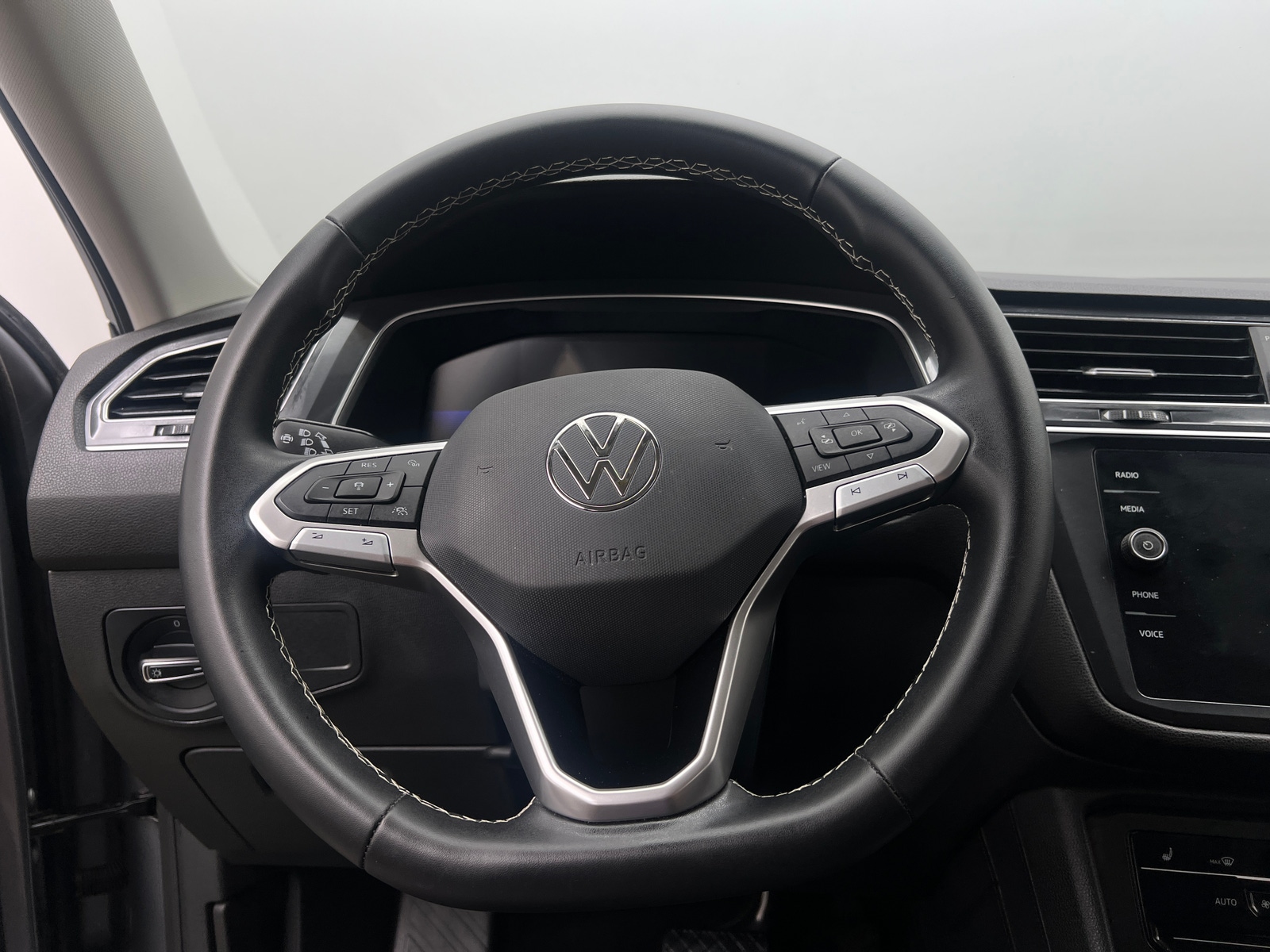 Thumbnail: 2023 Volkswagen Tiguan - 4