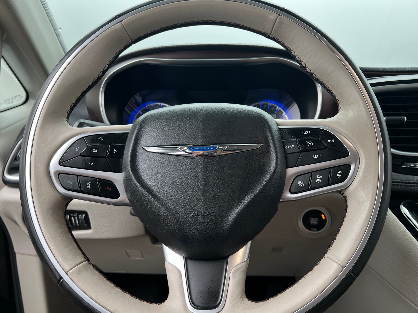 Thumbnail: 2017 Chrysler Pacifica - 4