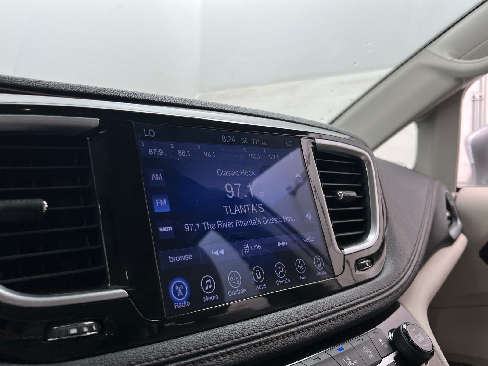 Thumbnail: 2017 Chrysler Pacifica - 3