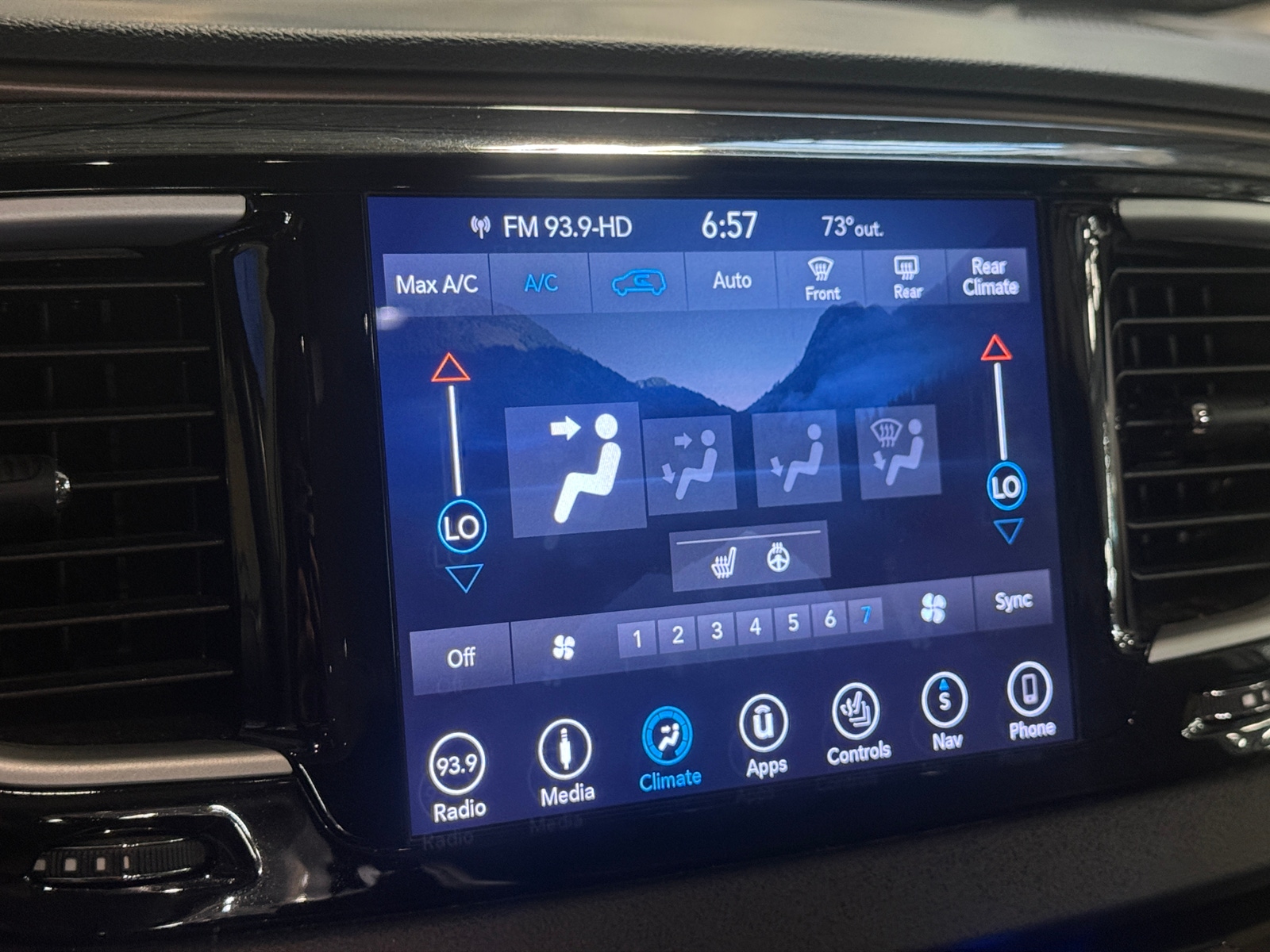 Thumbnail: 2019 Chrysler Pacifica - 3