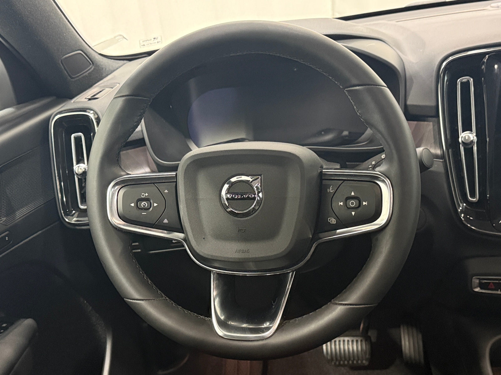 Thumbnail: 2023 Volvo C40 - 5