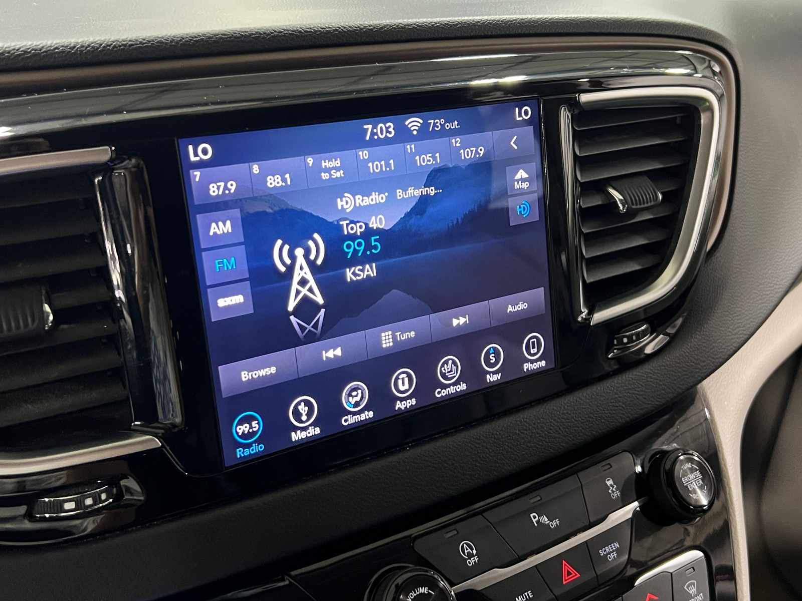 Thumbnail: 2018 Chrysler Pacifica - 3