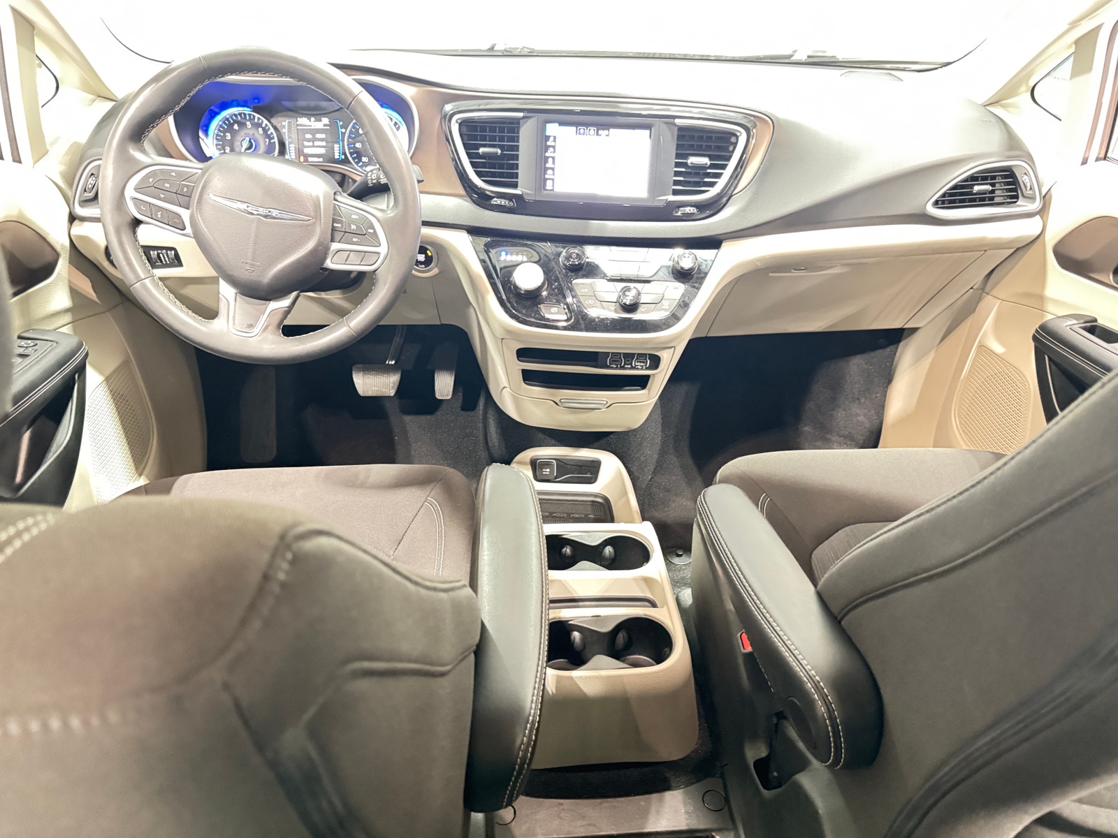 Thumbnail: 2023 Chrysler Voyager - 3