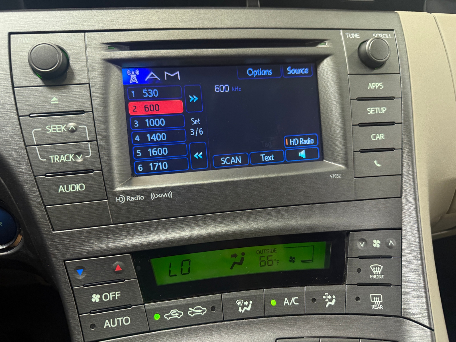 Thumbnail: 2015 Toyota Prius - 4