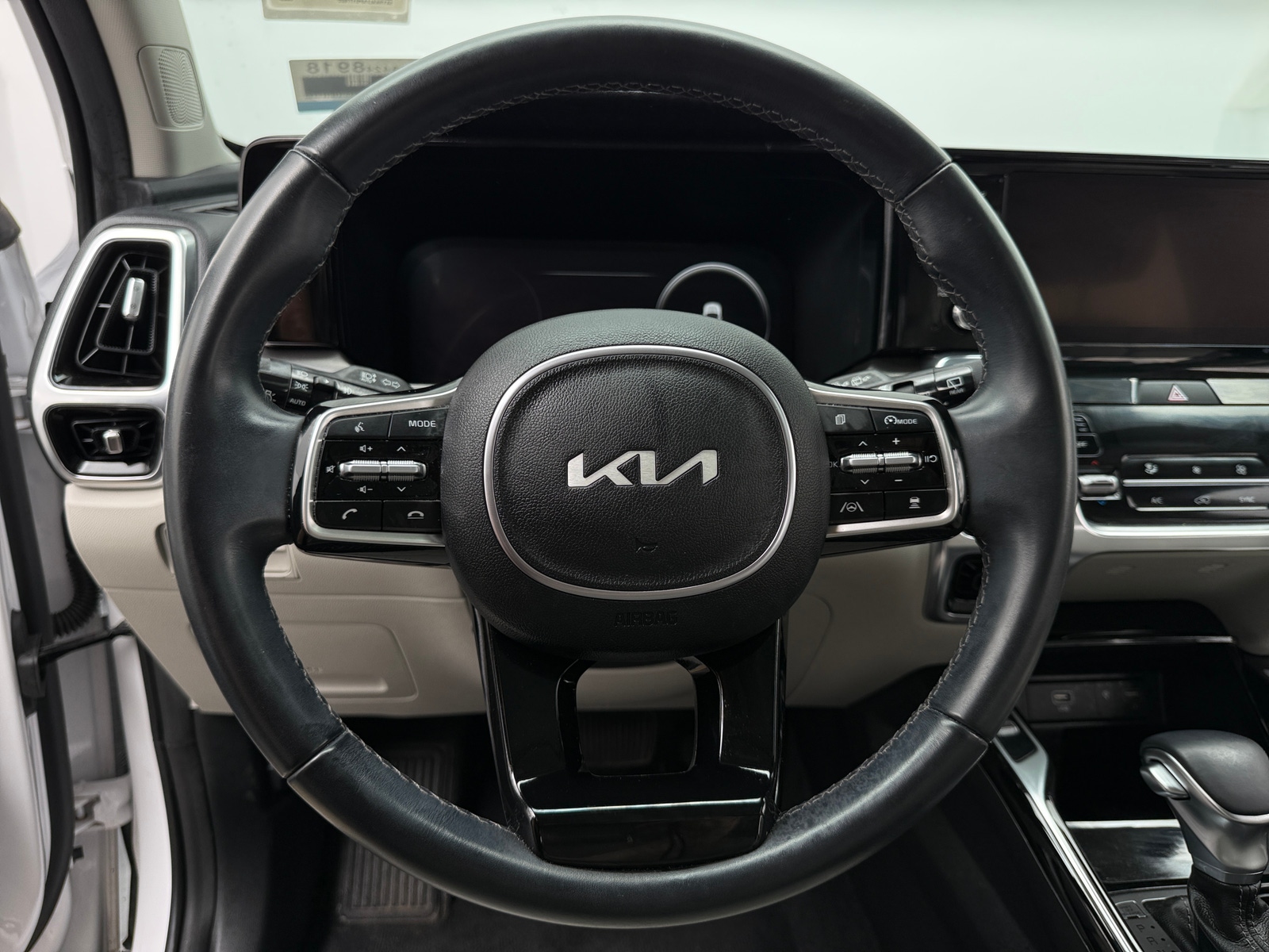 Thumbnail: 2023 Kia Sorento - 5