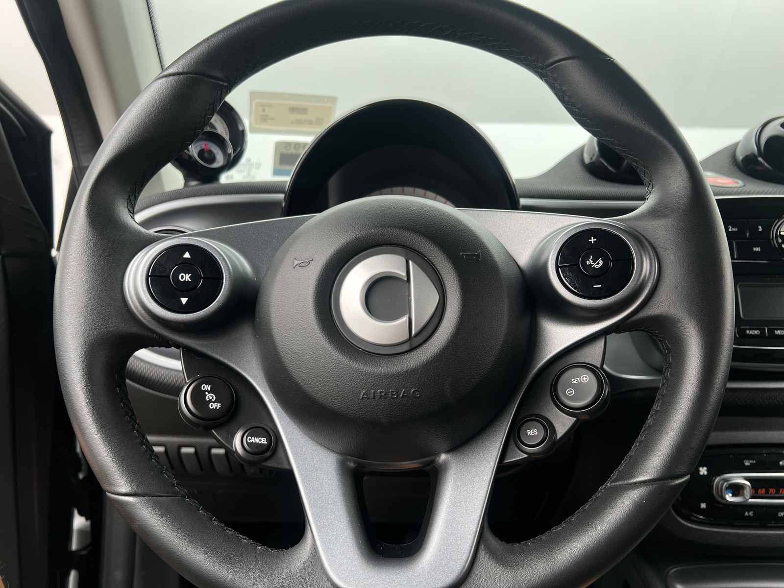 Thumbnail: 2017 smart fortwo - 4
